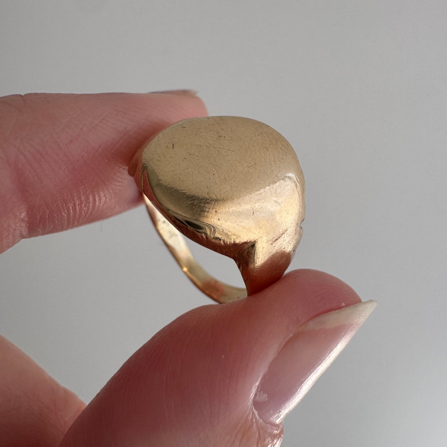 V I N T A G E // pinky possibilities / 10k sturdy worn oval signet ring / size 3.75