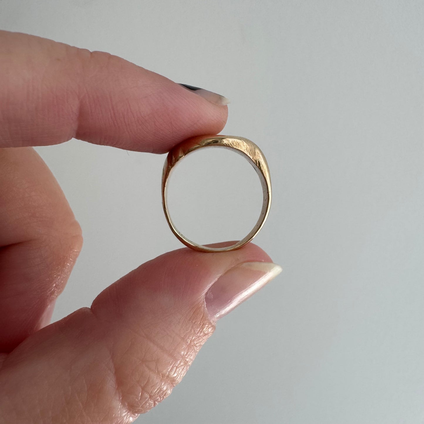 V I N T A G E // pinky possibilities / 10k sturdy worn oval signet ring / size 3.75