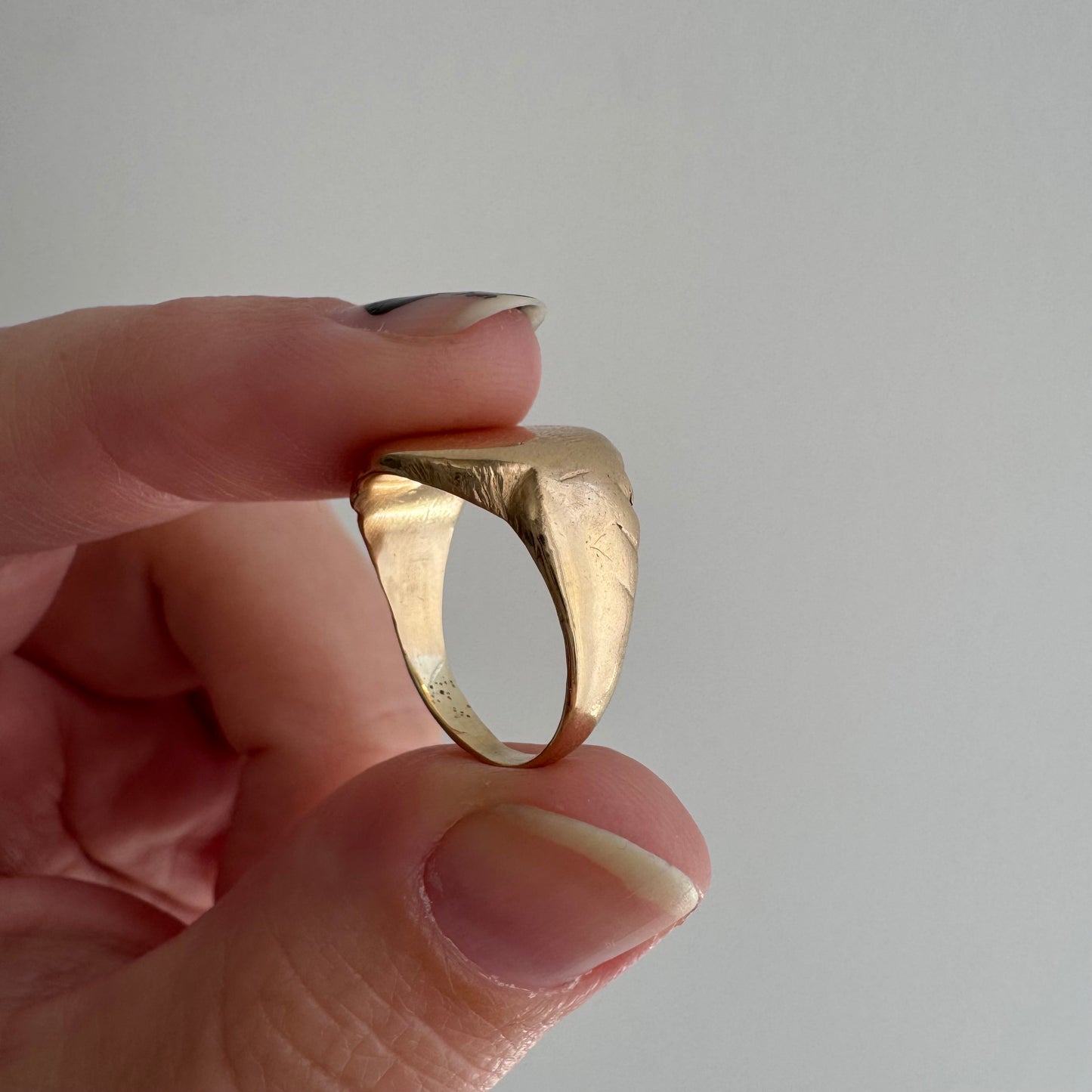 V I N T A G E // pinky possibilities / 10k sturdy worn oval signet ring / size 3.75