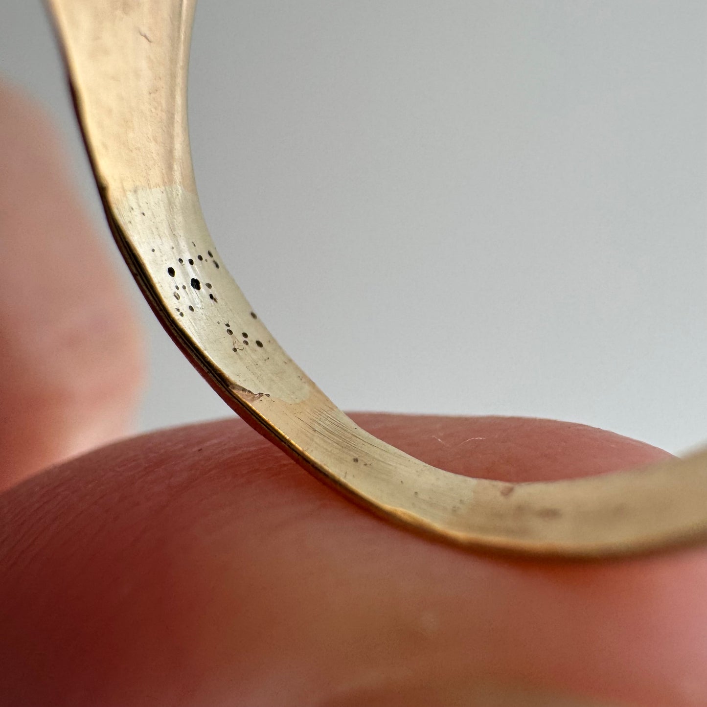 V I N T A G E // pinky possibilities / 10k sturdy worn oval signet ring / size 3.75