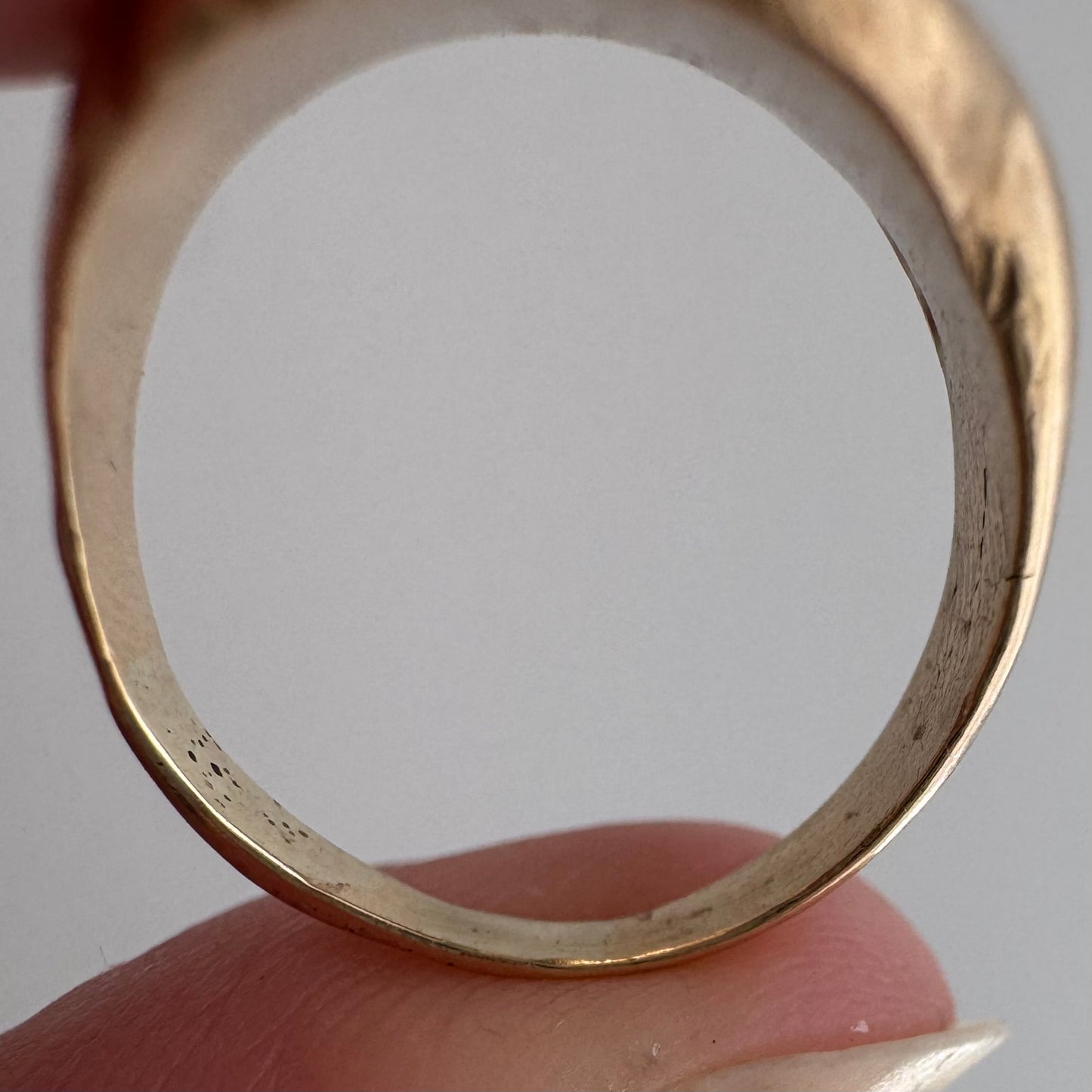 V I N T A G E // pinky possibilities / 10k sturdy worn oval signet ring / size 3.75