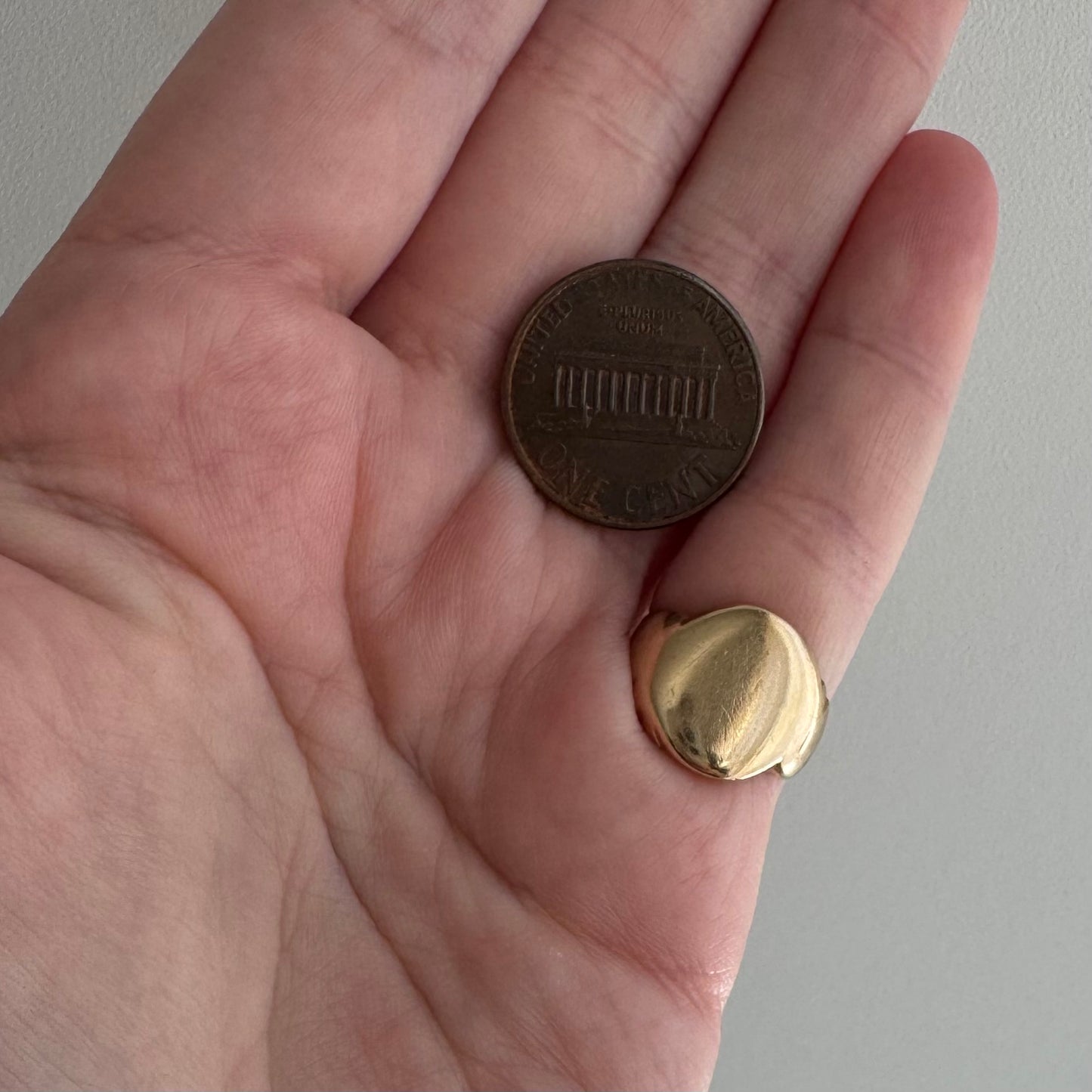 V I N T A G E // pinky possibilities / 10k sturdy worn oval signet ring / size 3.75