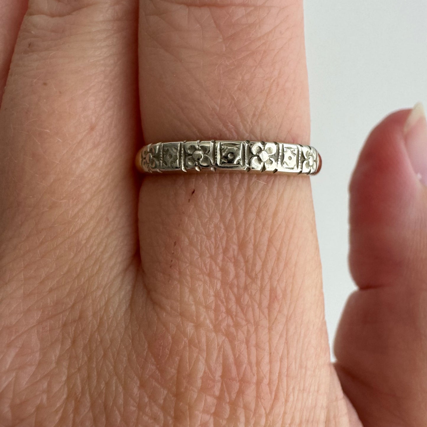 V I N T A G E // bicolor blooms / 14k yellow and white gold embossed blossom band / size 6.75