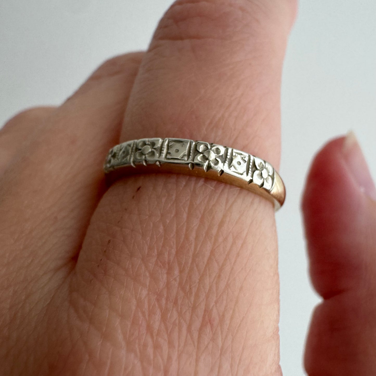 V I N T A G E // bicolor blooms / 14k yellow and white gold embossed blossom band / size 6.75