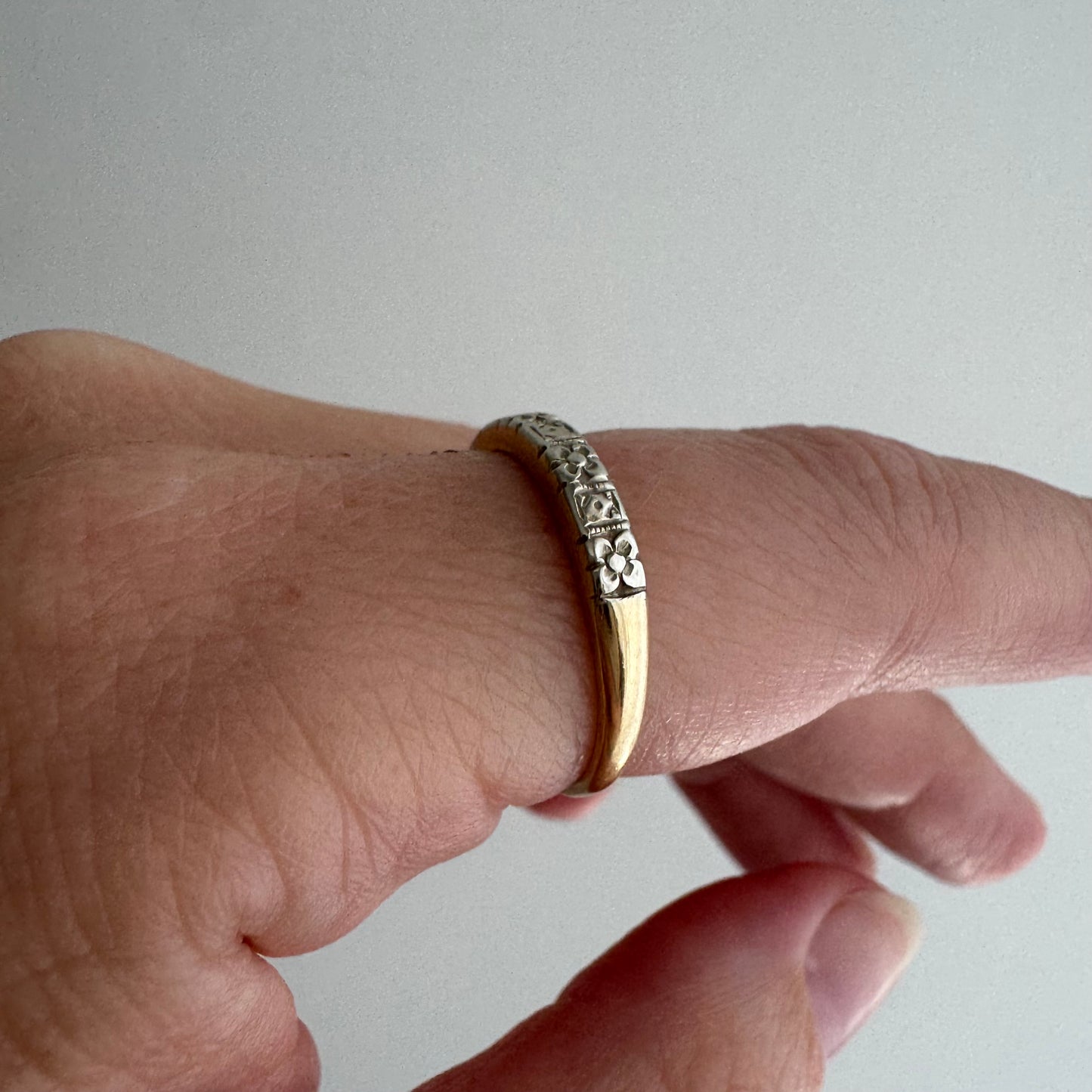 V I N T A G E // bicolor blooms / 14k yellow and white gold embossed blossom band / size 6.75