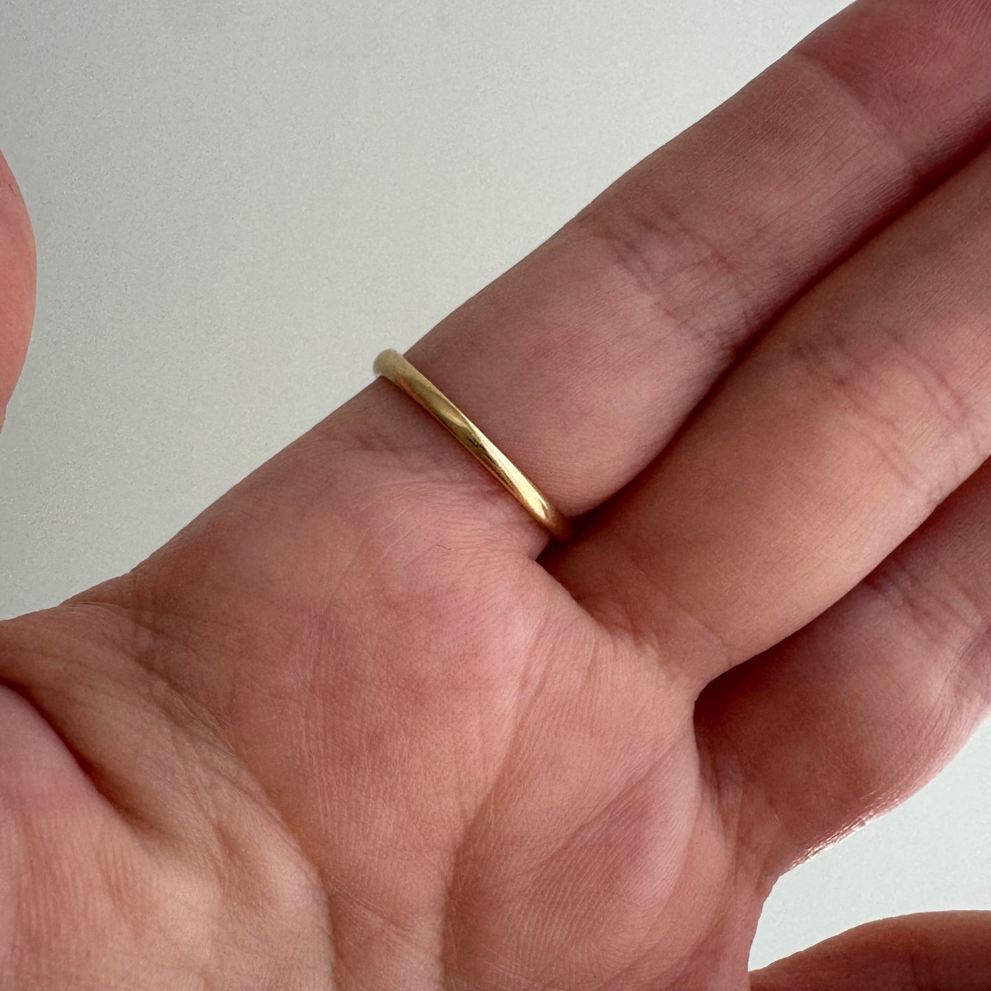 V I N T A G E // bicolor blooms / 14k yellow and white gold embossed blossom band / size 6.75