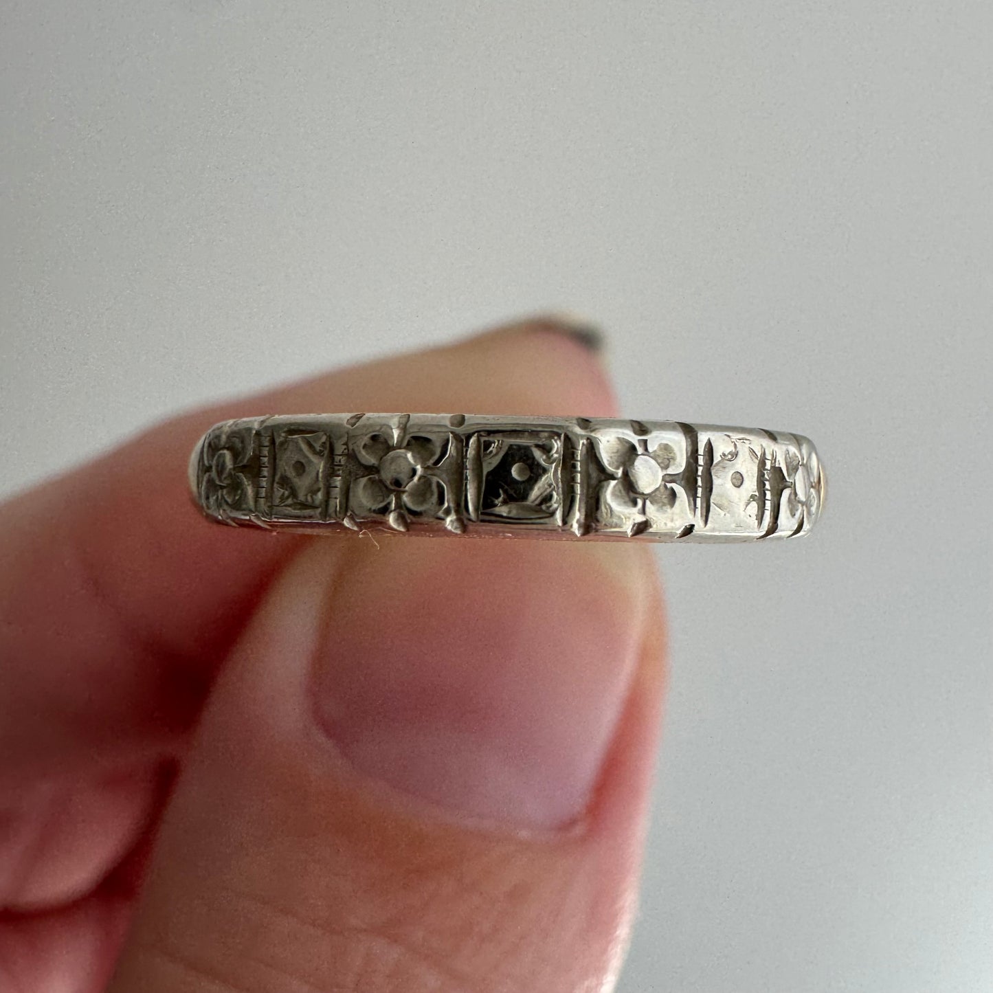 V I N T A G E // bicolor blooms / 14k yellow and white gold embossed blossom band / size 6.75