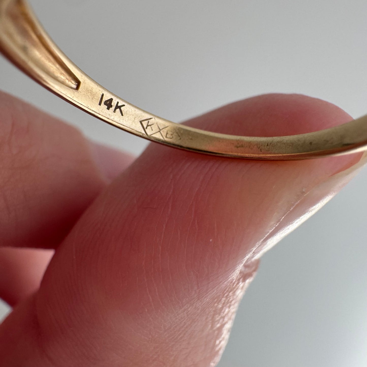 V I N T A G E // bicolor blooms / 14k yellow and white gold embossed blossom band / size 6.75