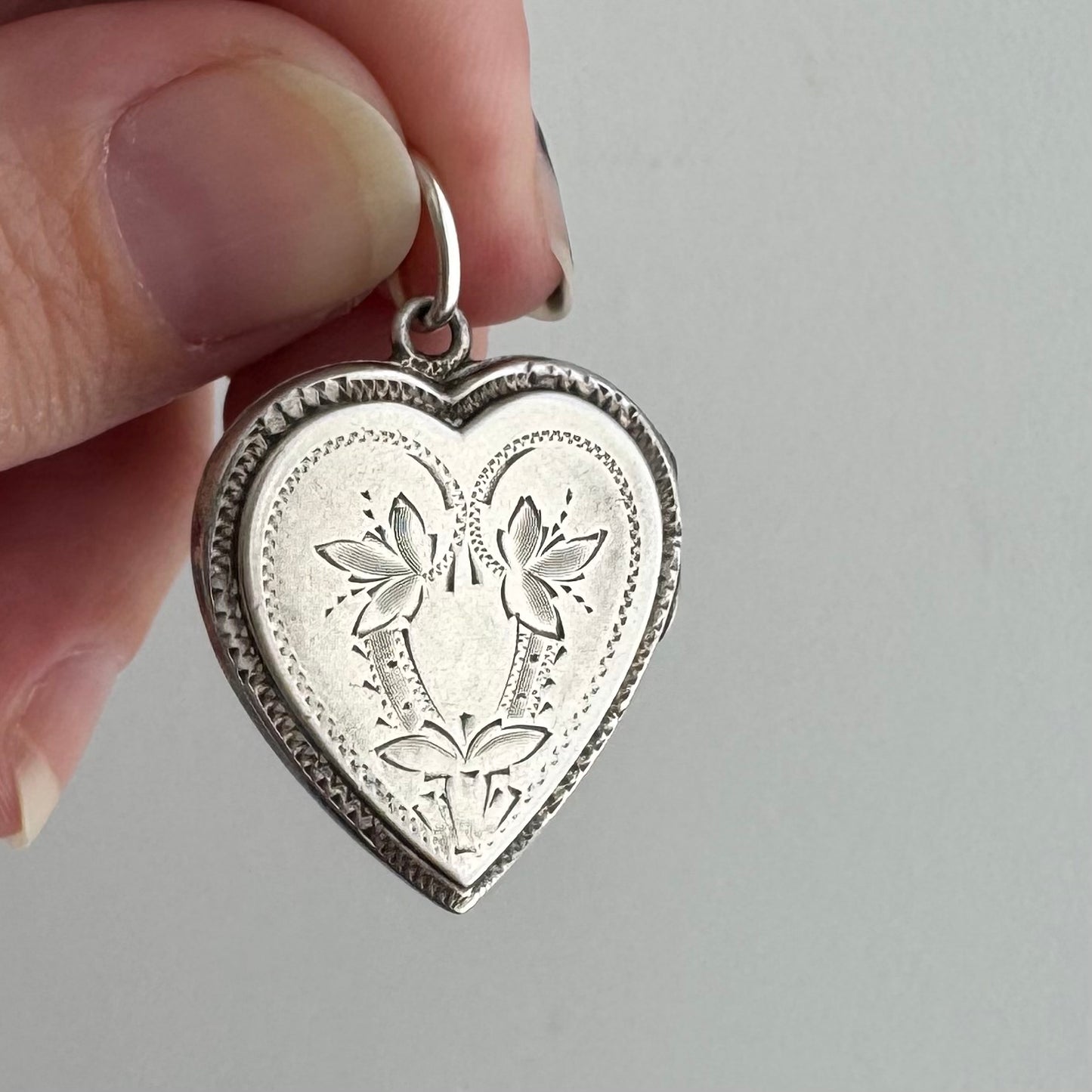 V I N T A G E // a sweet memory / 1940s sterling silver engraved sweetheart engraved heart locket / a pendant