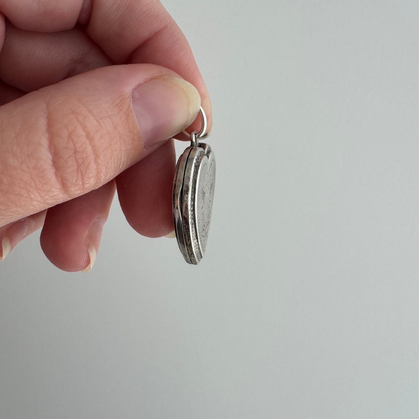 V I N T A G E // a sweet memory / 1940s sterling silver engraved sweetheart engraved heart locket / a pendant