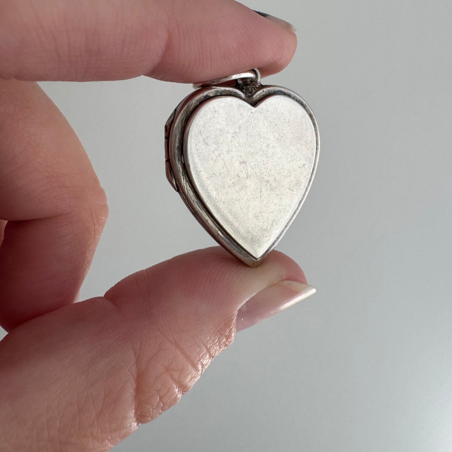 V I N T A G E // a sweet memory / 1940s sterling silver engraved sweetheart engraved heart locket / a pendant