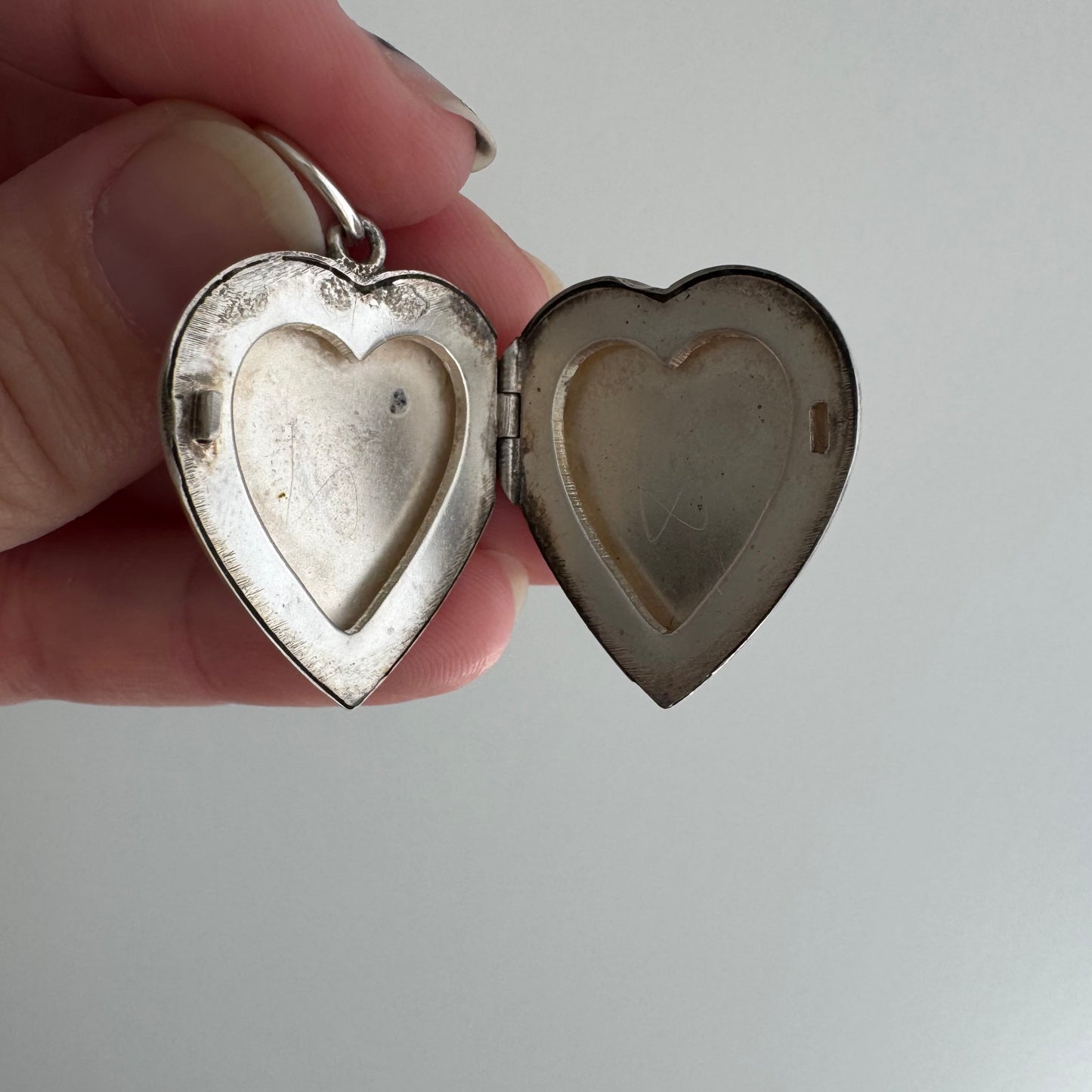 V I N T A G E // a sweet memory / 1940s sterling silver engraved sweetheart engraved heart locket / a pendant