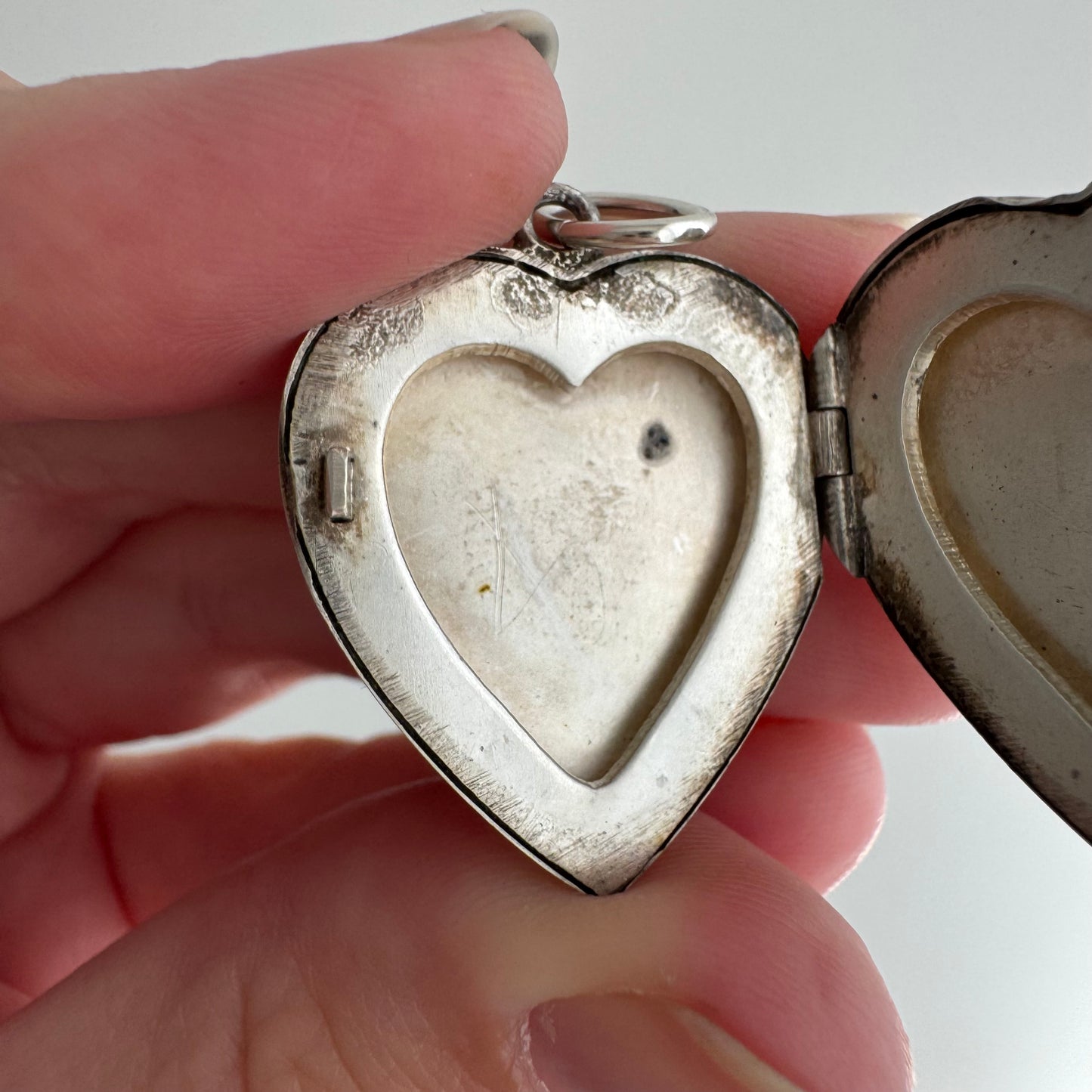 V I N T A G E // a sweet memory / 1940s sterling silver engraved sweetheart engraved heart locket / a pendant