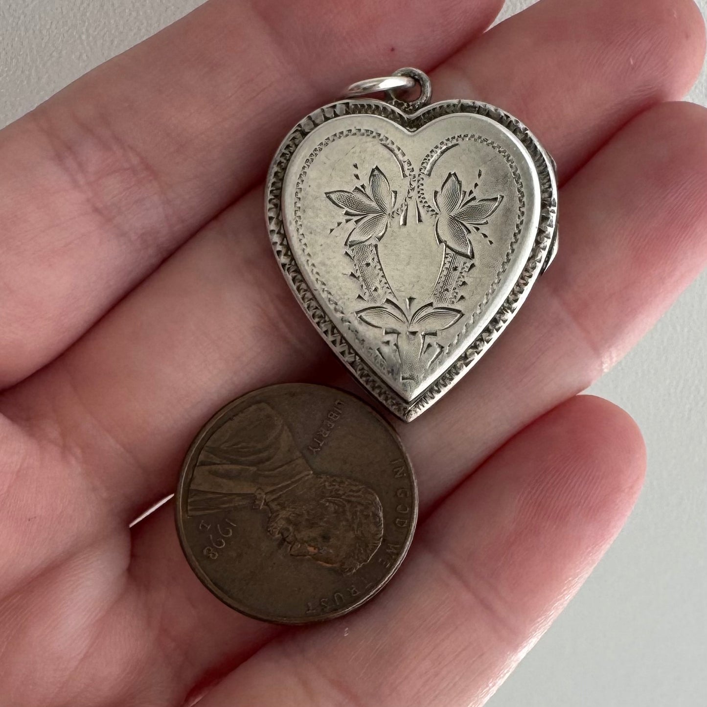 V I N T A G E // a sweet memory / 1940s sterling silver engraved sweetheart engraved heart locket / a pendant
