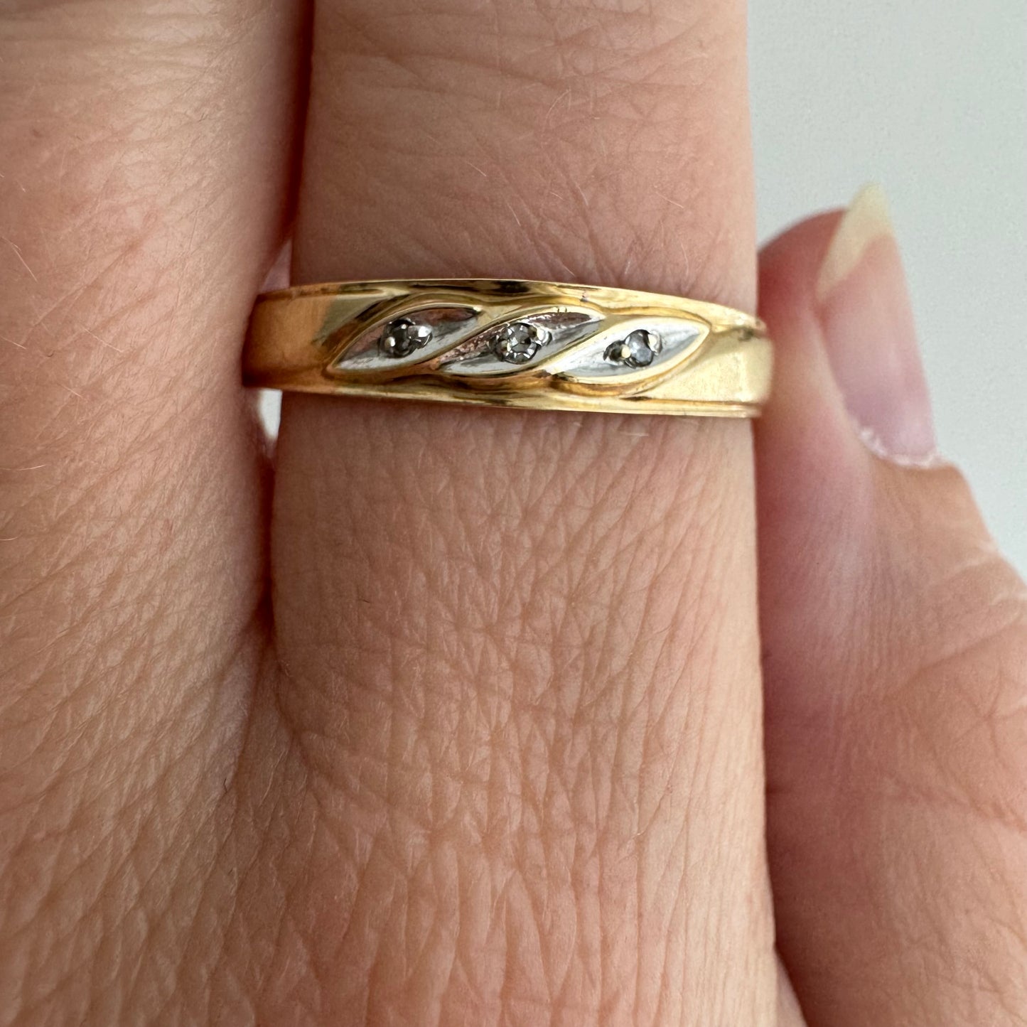 V I N T A G E // side eye trilogy / 10k and diamond trilogy band / size 10