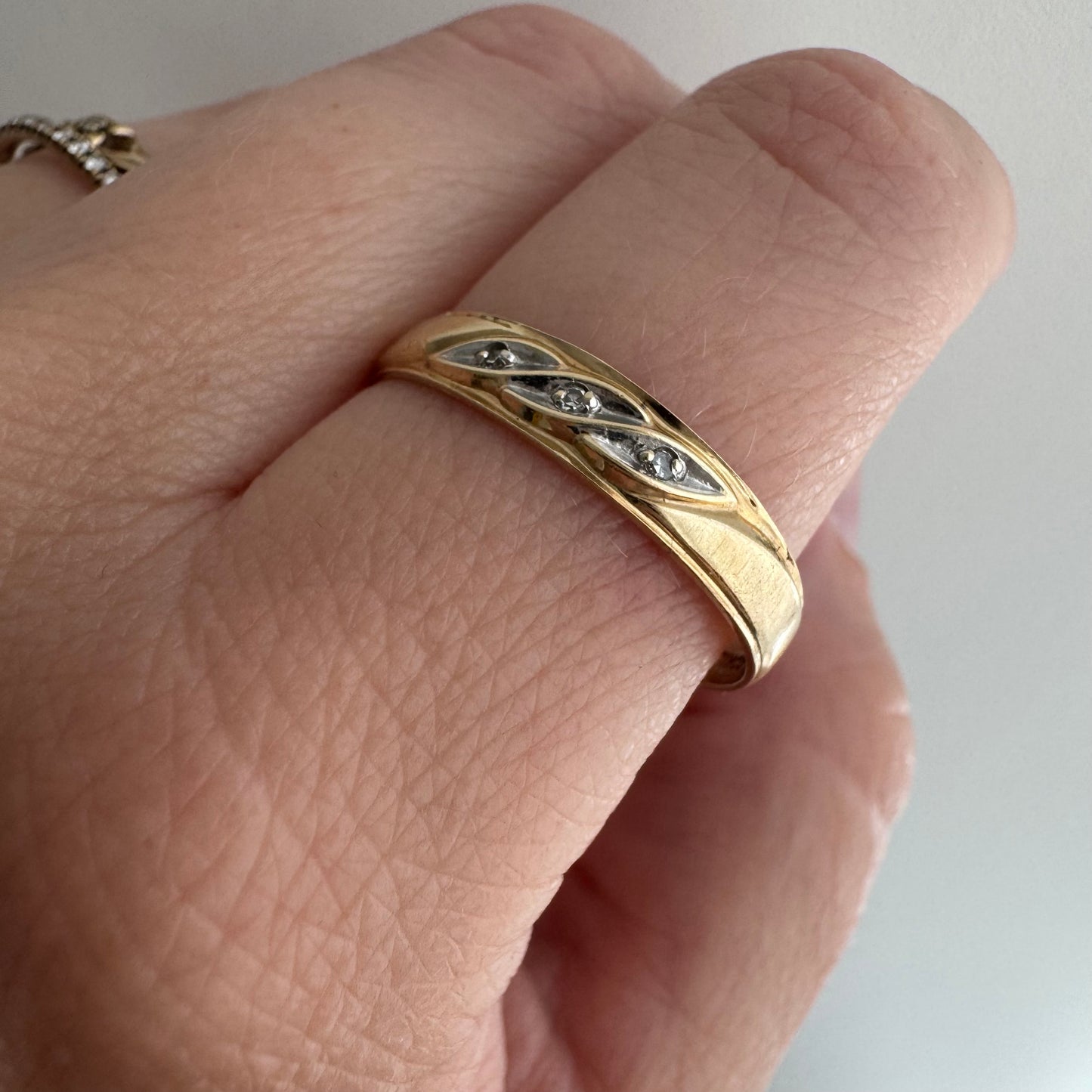 V I N T A G E // side eye trilogy / 10k and diamond trilogy band / size 10