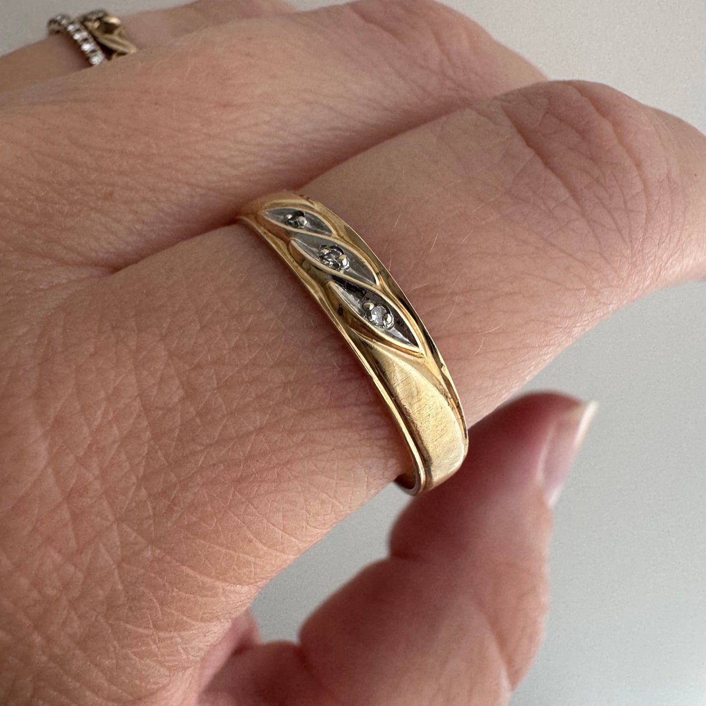 V I N T A G E // side eye trilogy / 10k and diamond trilogy band / size 10