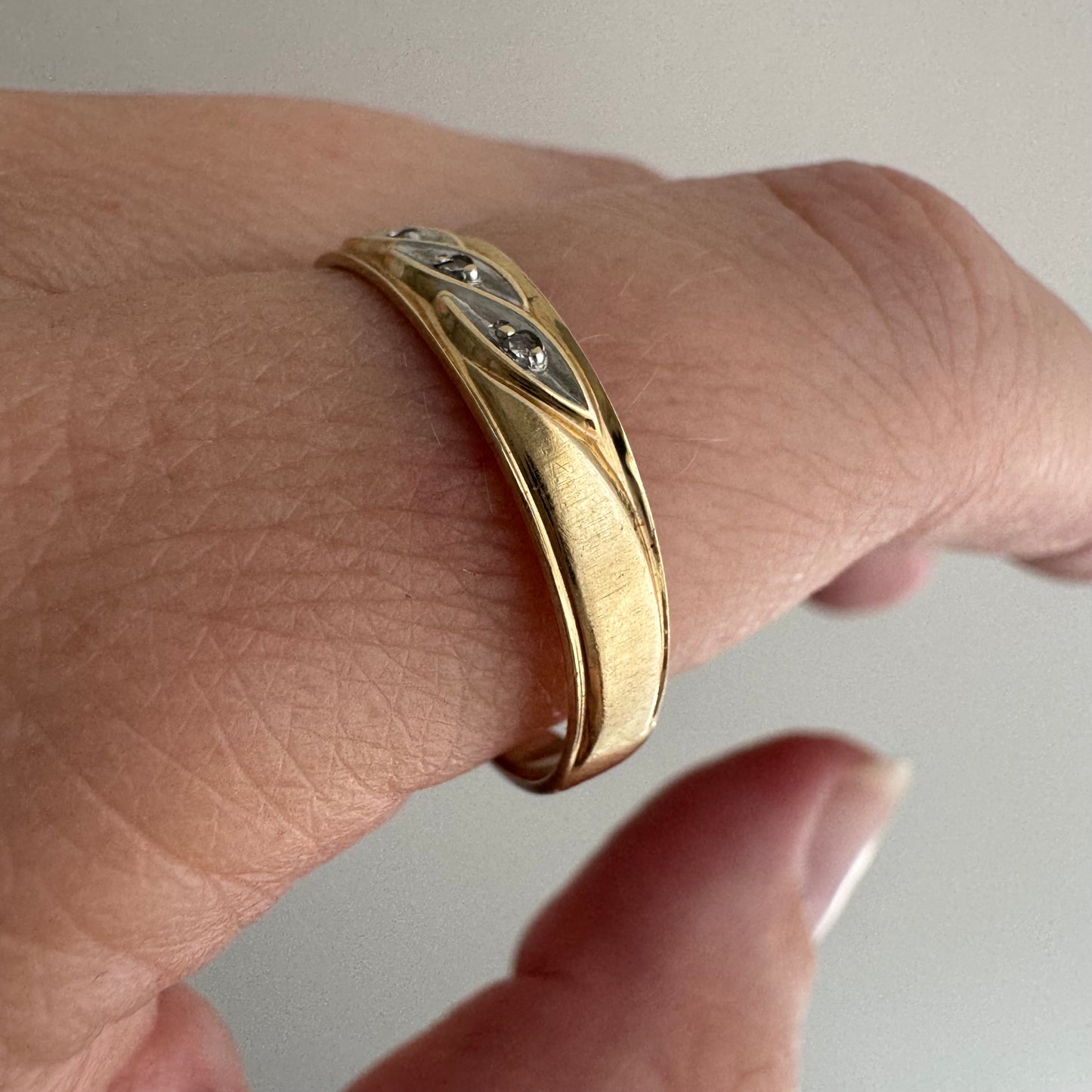 V I N T A G E // side eye trilogy / 10k and diamond trilogy band / size 10