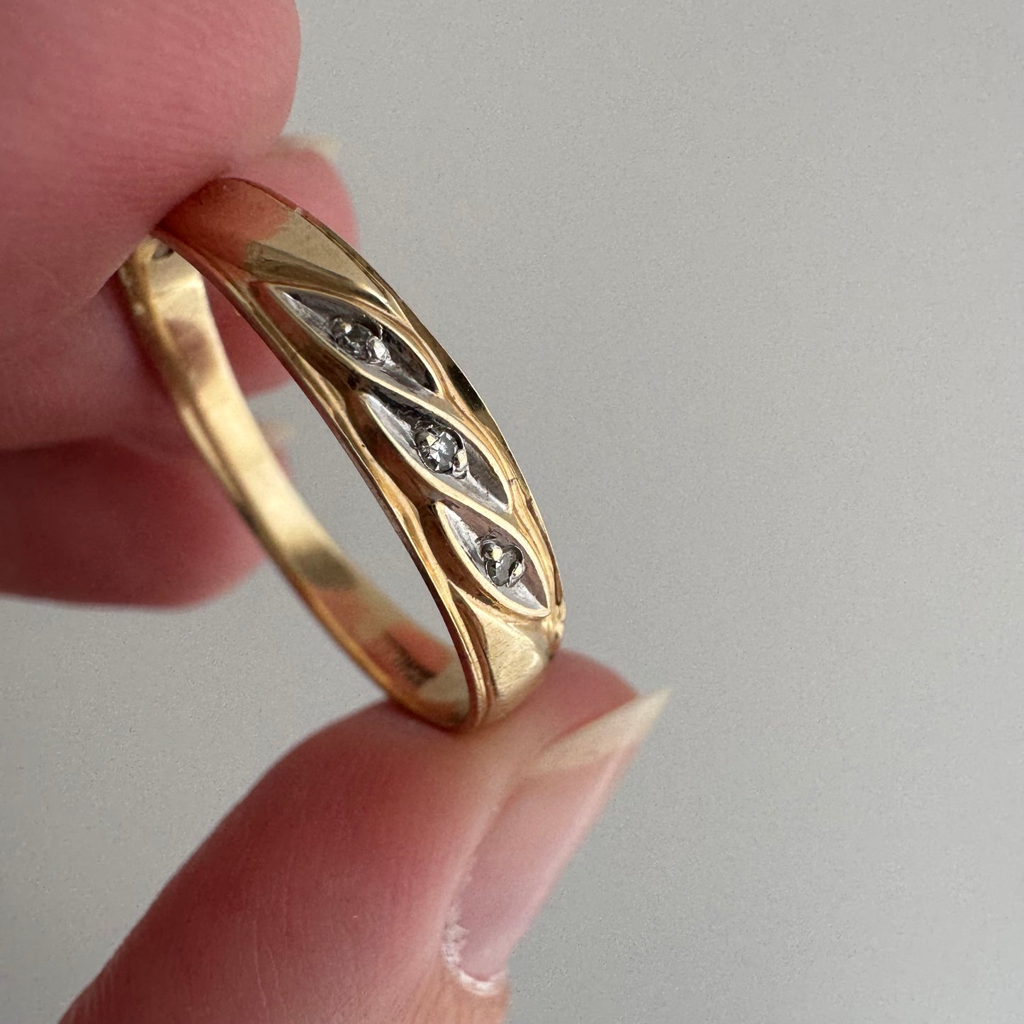 V I N T A G E // side eye trilogy / 10k and diamond trilogy band / size 10