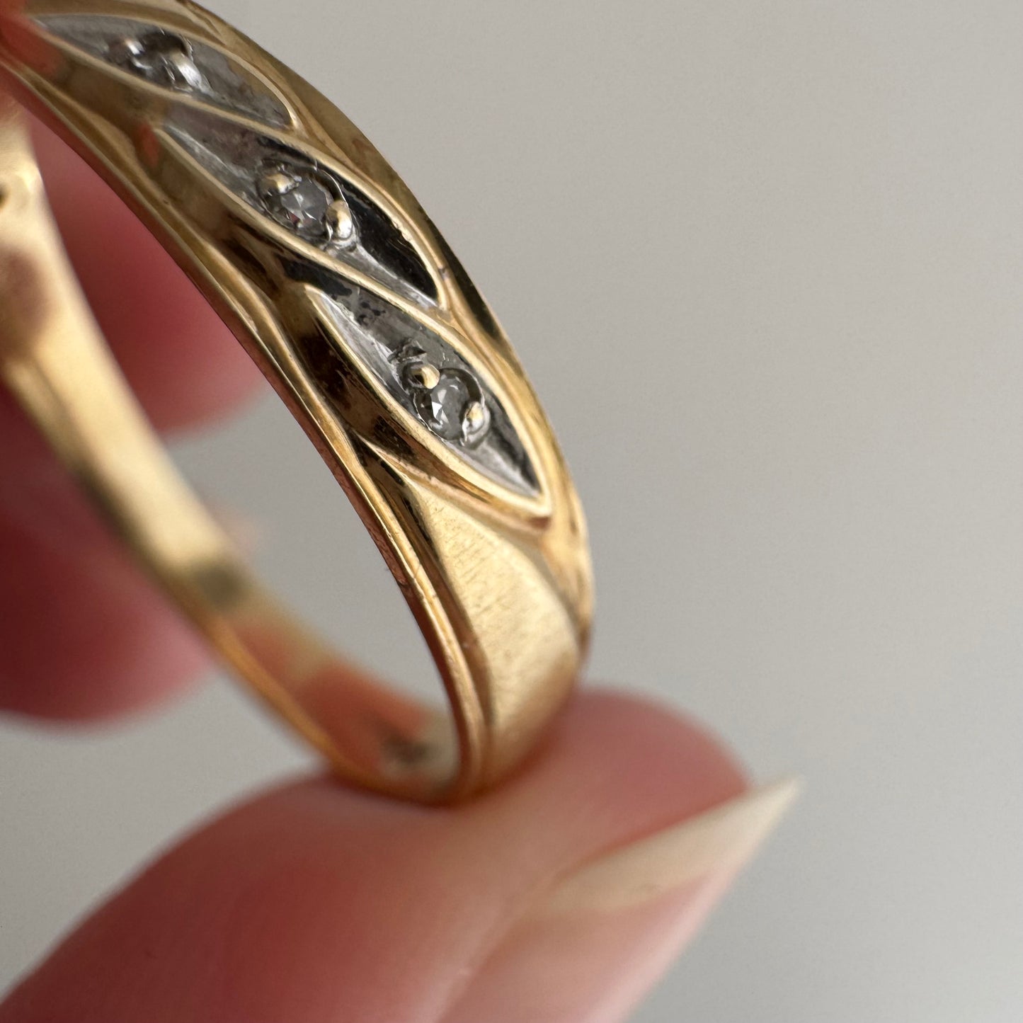 V I N T A G E // side eye trilogy / 10k and diamond trilogy band / size 10