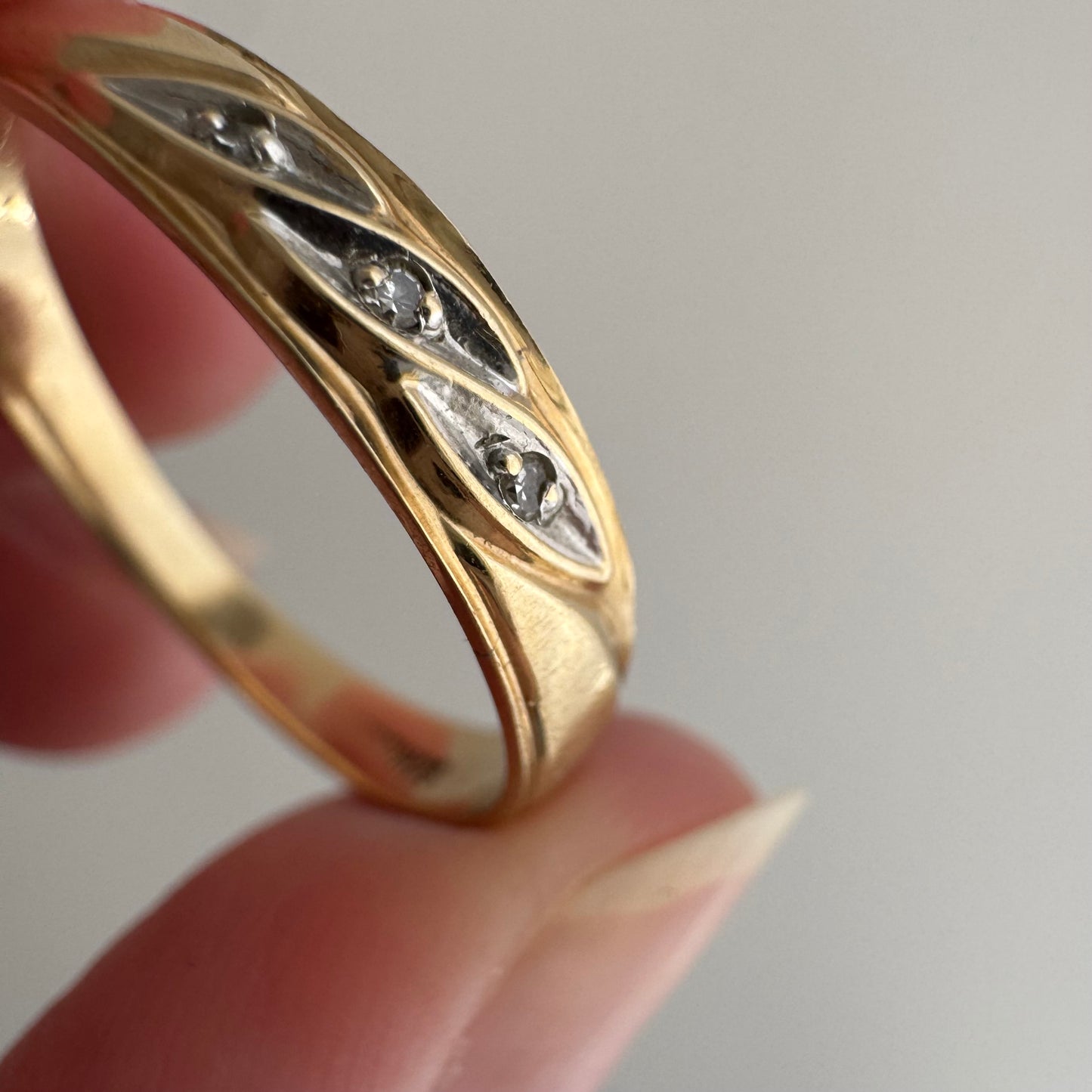 V I N T A G E // side eye trilogy / 10k and diamond trilogy band / size 10