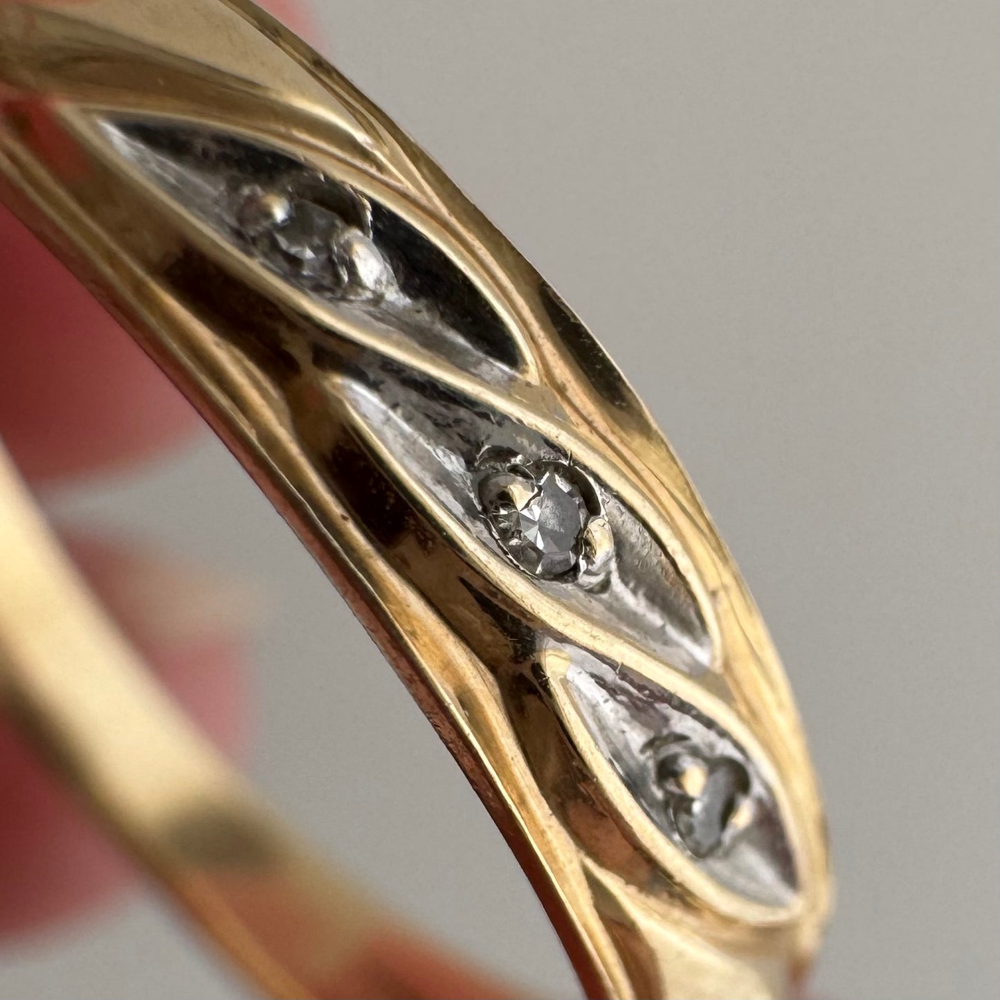 V I N T A G E // side eye trilogy / 10k and diamond trilogy band / size 10