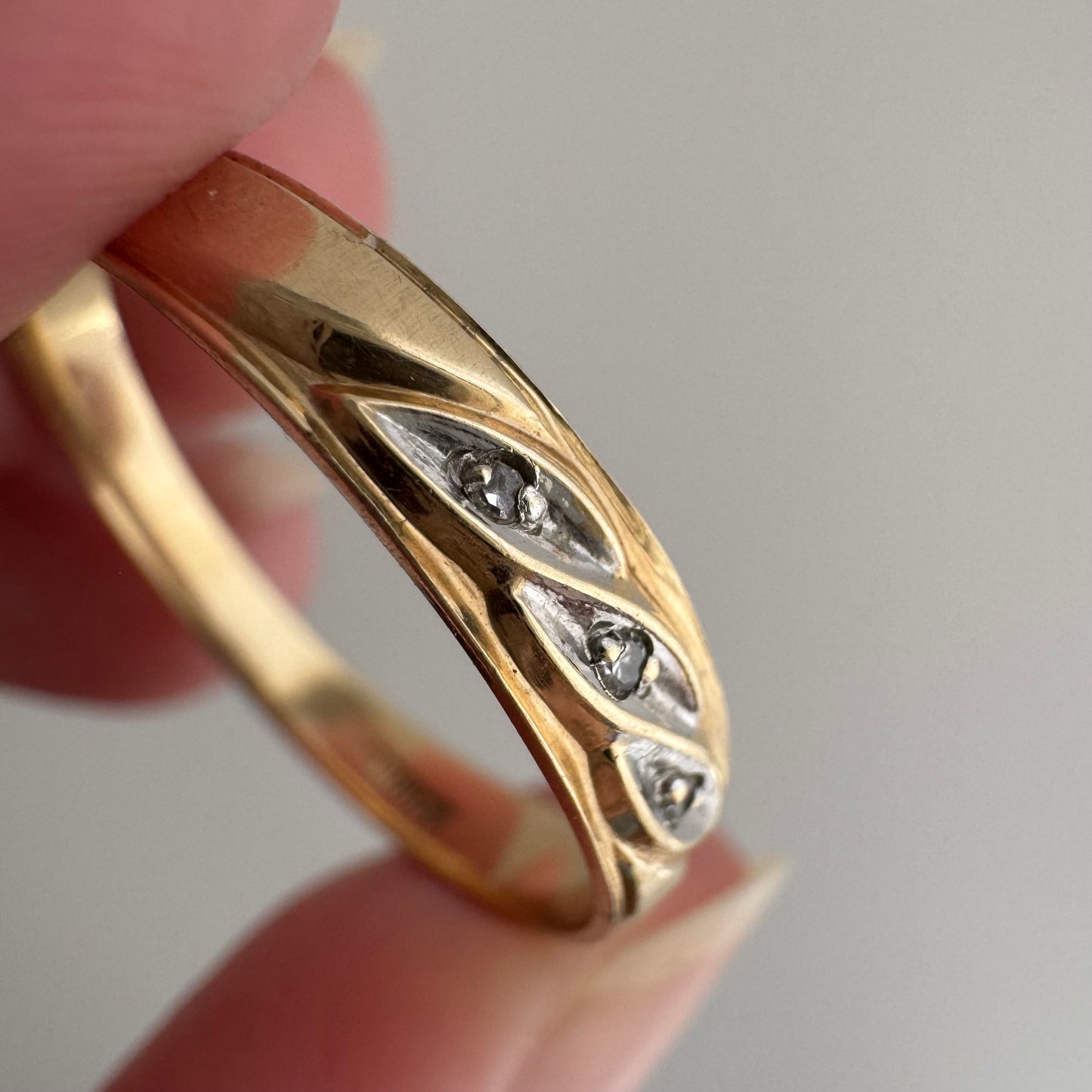 V I N T A G E // side eye trilogy / 10k and diamond trilogy band / size 10