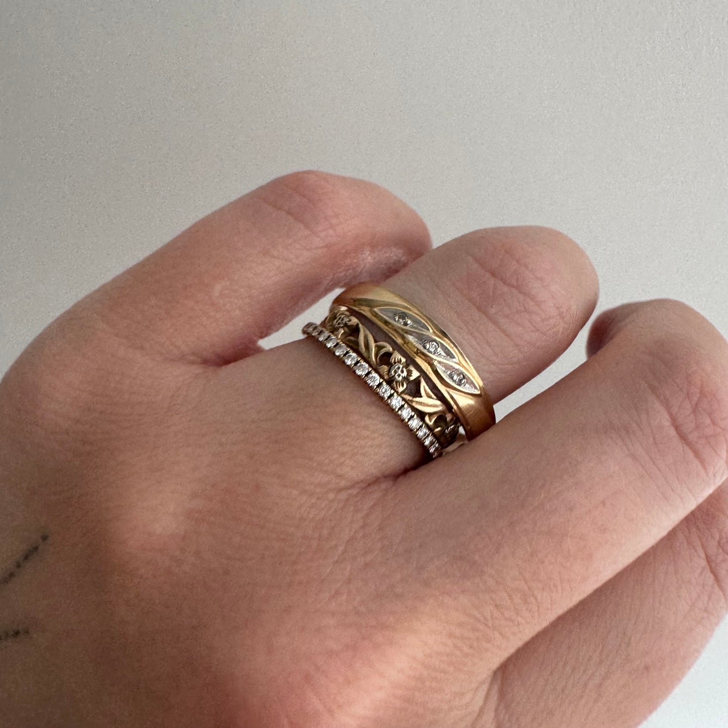 V I N T A G E // side eye trilogy / 10k and diamond trilogy band / size 10