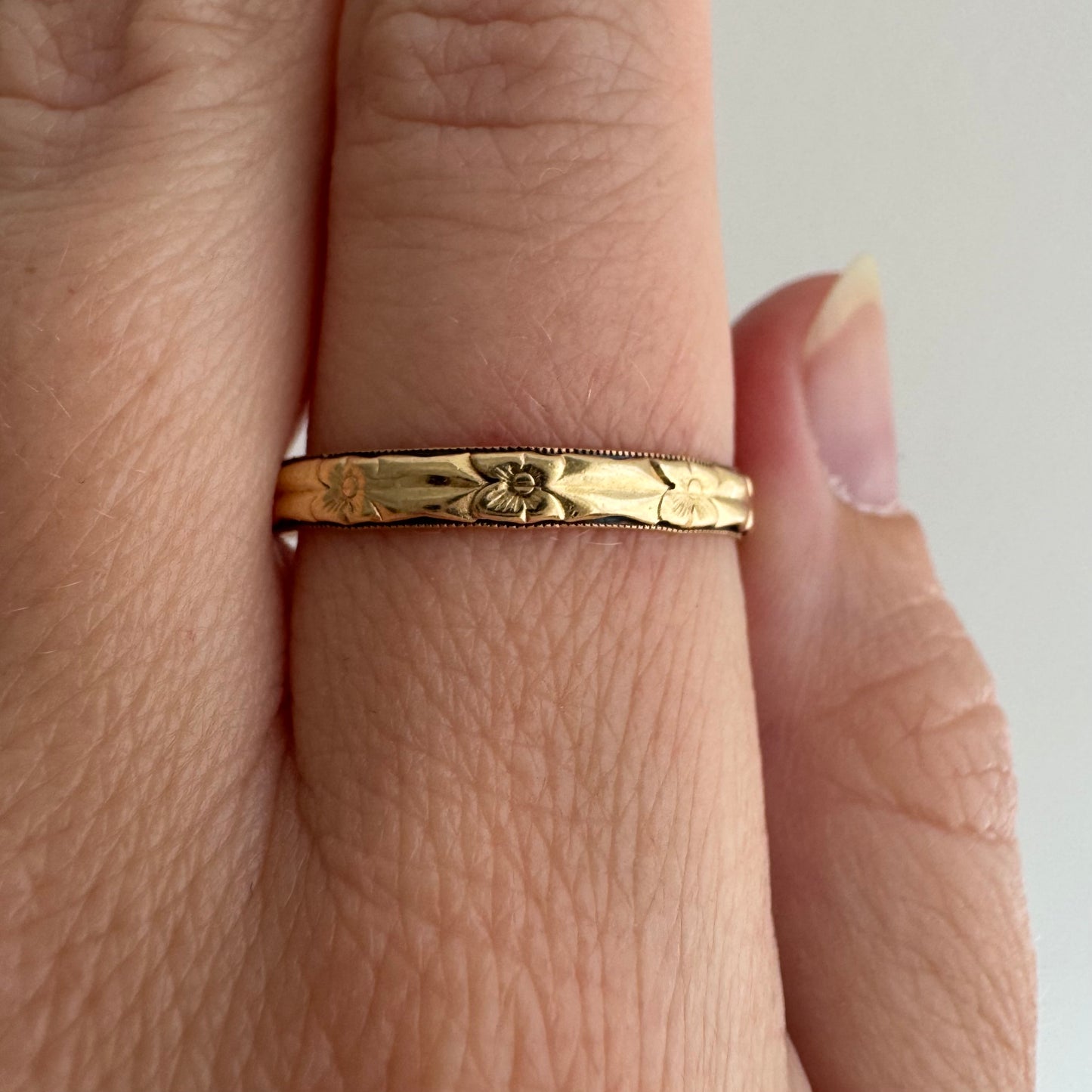 V I N T A G E // crisp blooms / solid 14k yellow floral patterned thin eternity band / size 11
