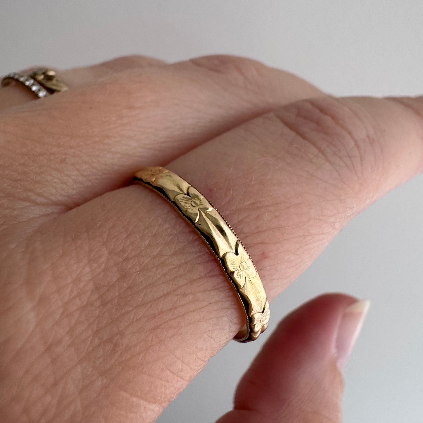 V I N T A G E // crisp blooms / solid 14k yellow floral patterned thin eternity band / size 11