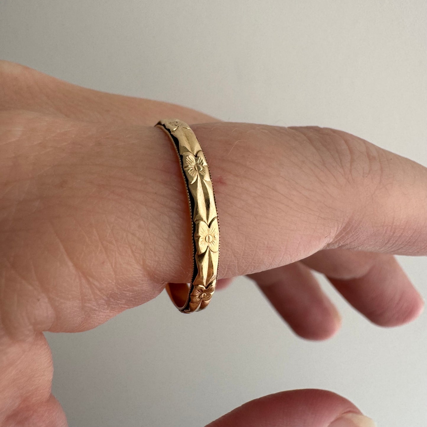 V I N T A G E // crisp blooms / solid 14k yellow floral patterned thin eternity band / size 11