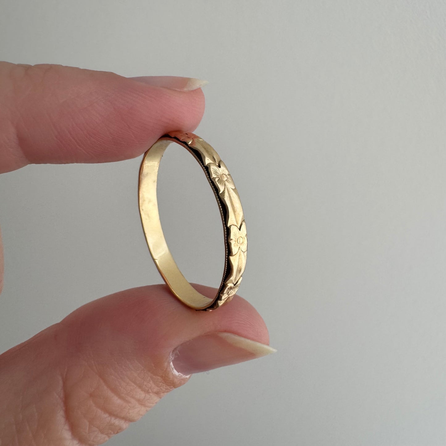 V I N T A G E // crisp blooms / solid 14k yellow floral patterned thin eternity band / size 11