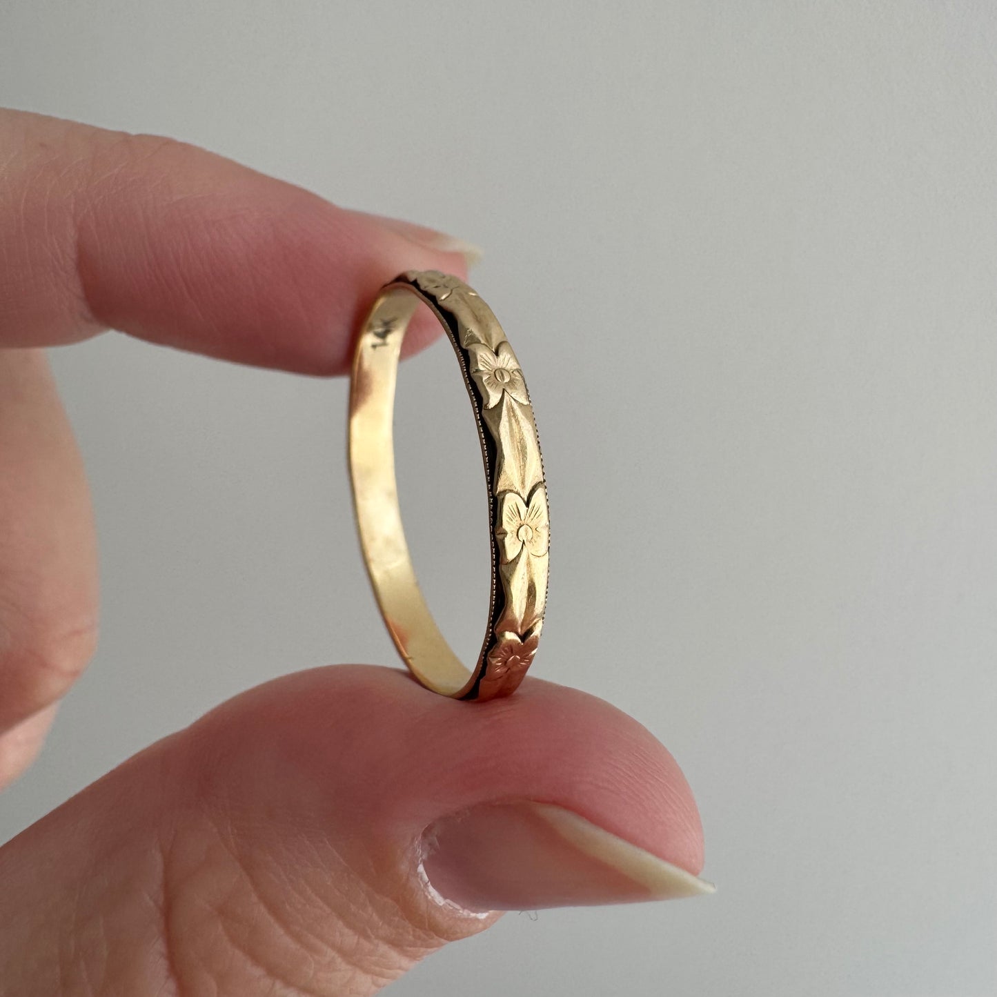 V I N T A G E // crisp blooms / solid 14k yellow floral patterned thin eternity band / size 11