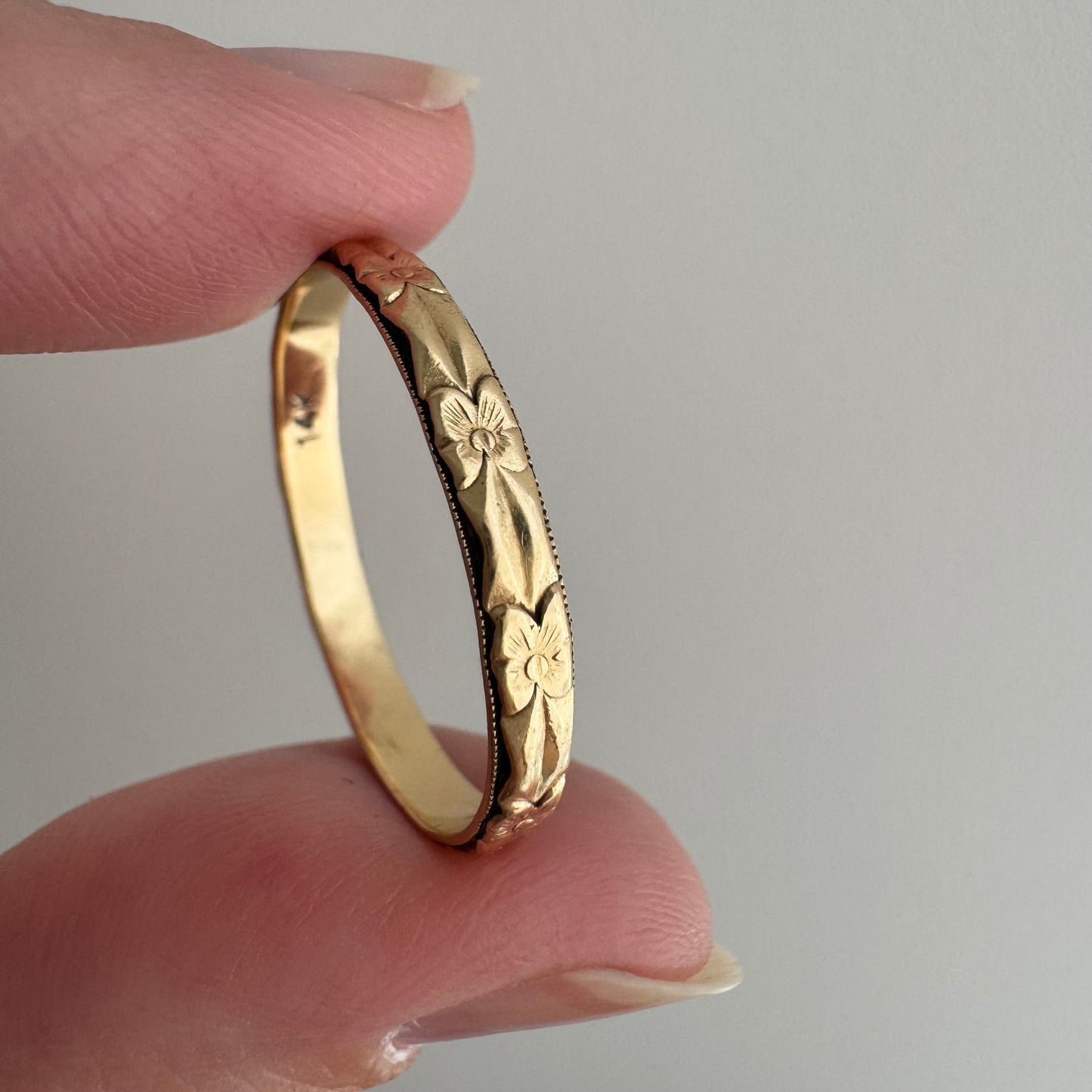 V I N T A G E // crisp blooms / solid 14k yellow floral patterned thin eternity band / size 11