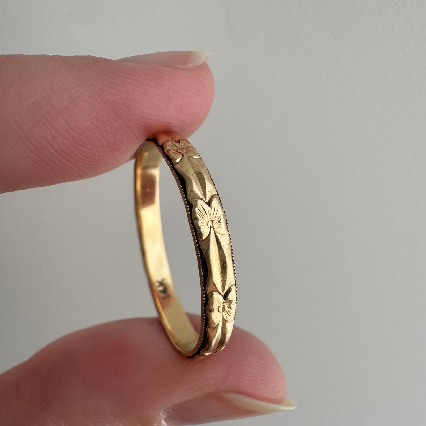V I N T A G E // crisp blooms / solid 14k yellow floral patterned thin eternity band / size 11