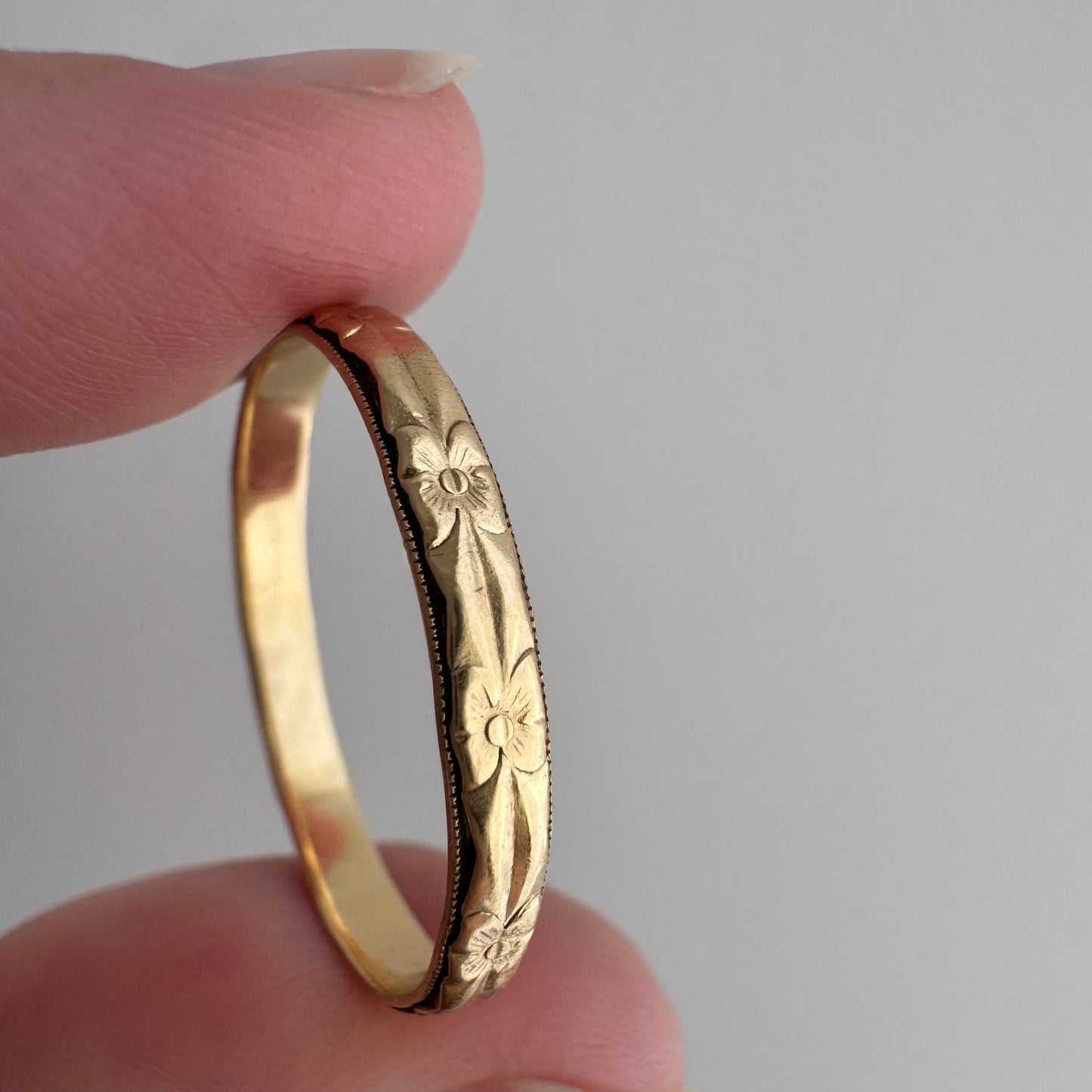 V I N T A G E // crisp blooms / solid 14k yellow floral patterned thin eternity band / size 11