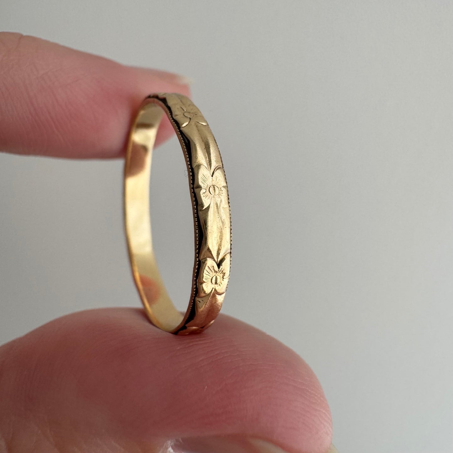 V I N T A G E // crisp blooms / solid 14k yellow floral patterned thin eternity band / size 11