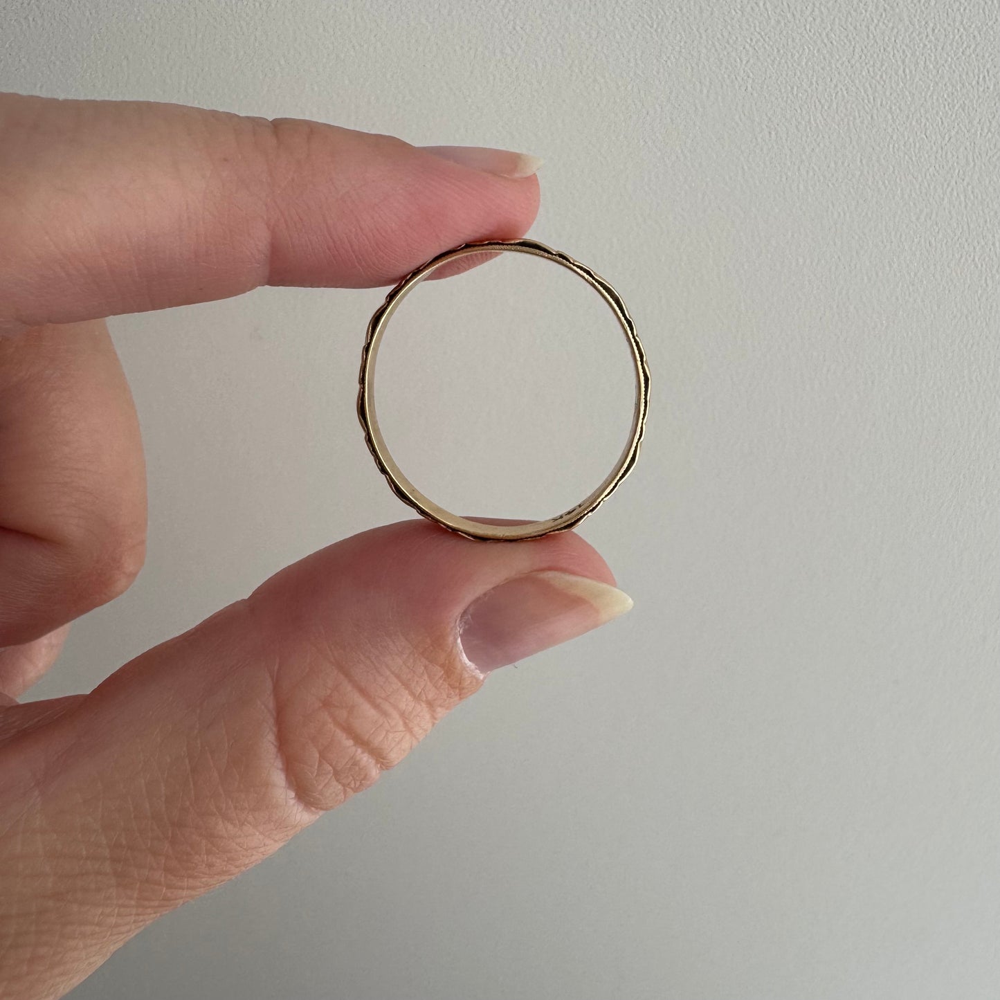 V I N T A G E // crisp blooms / solid 14k yellow floral patterned thin eternity band / size 11