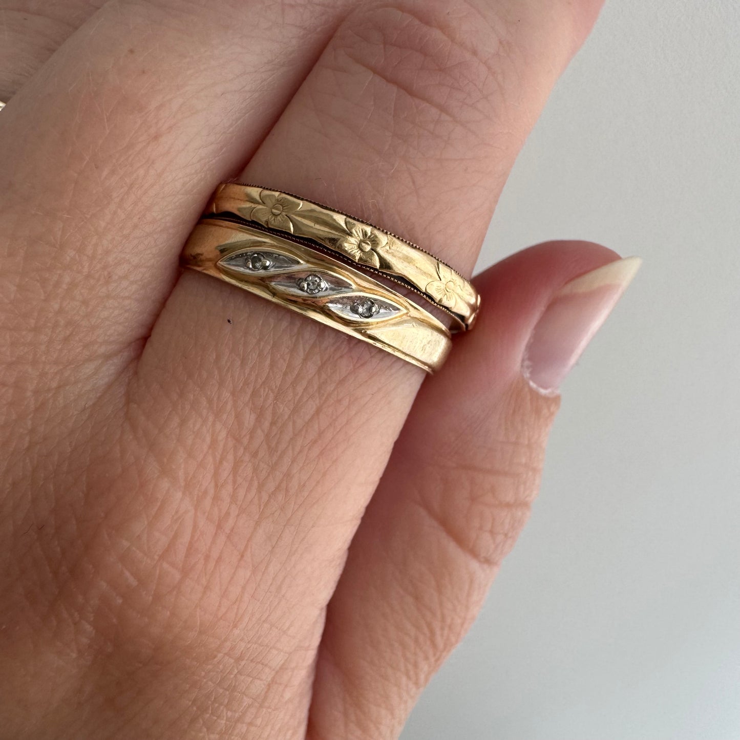 V I N T A G E // crisp blooms / solid 14k yellow floral patterned thin eternity band / size 11