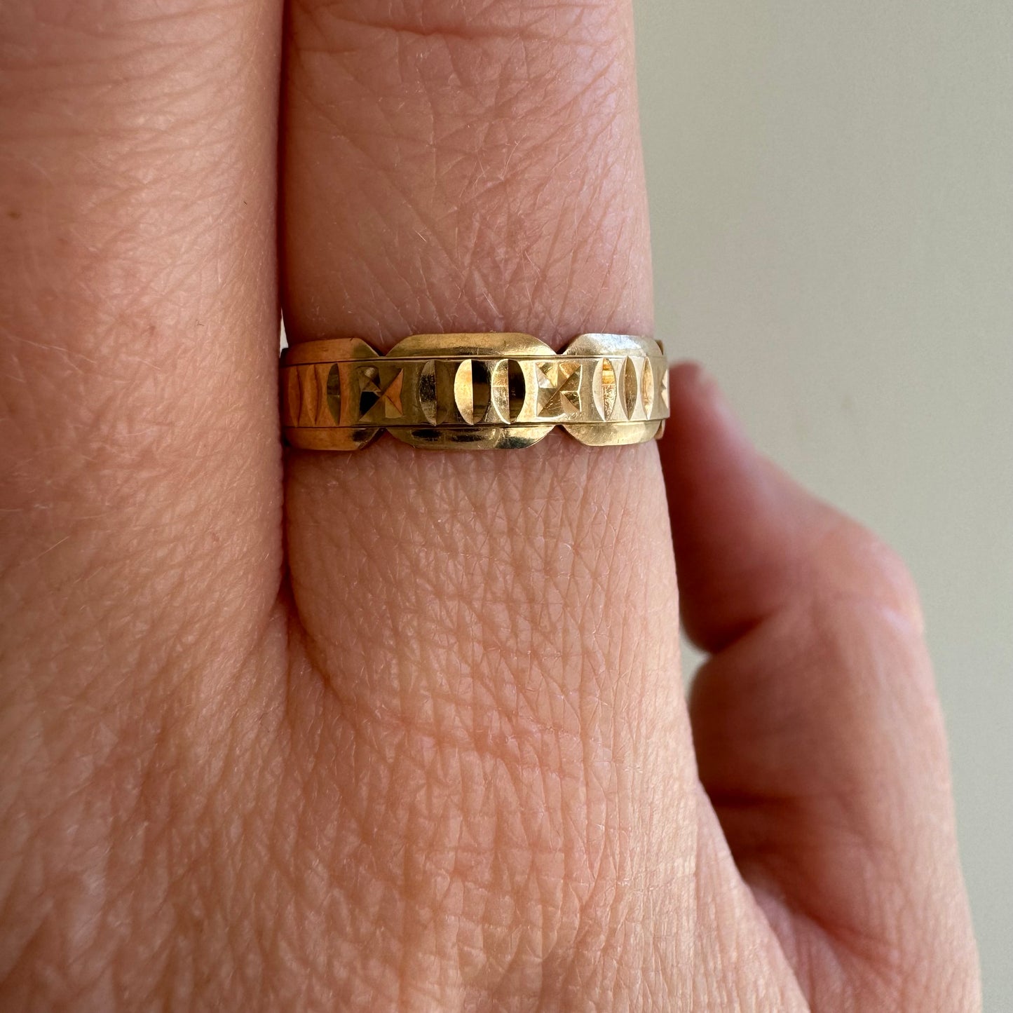 V I N T A G E // ode to victorian / 9k yellow gold scalloped eternity band / size 7-7.5+