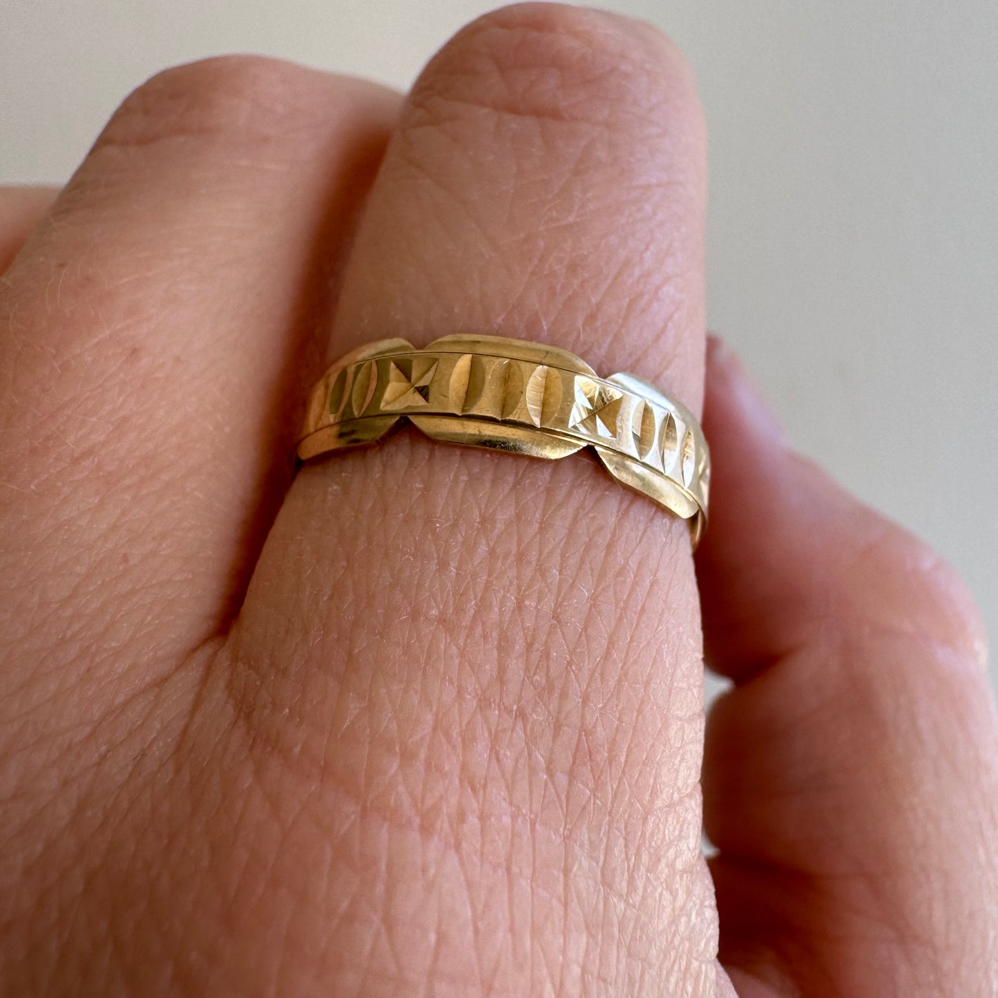 V I N T A G E // ode to victorian / 9k yellow gold scalloped eternity band / size 7-7.5+