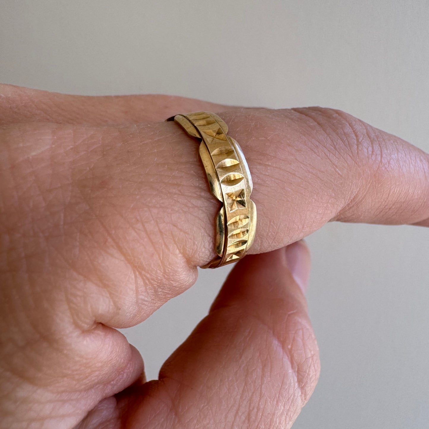 V I N T A G E // ode to victorian / 9k yellow gold scalloped eternity band / size 7-7.5+