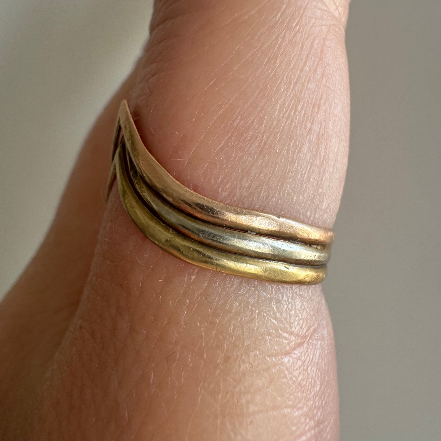 V I N T A G E // neapolitan stacker / 14k tricolor ring guard band / size 7 - 7.25