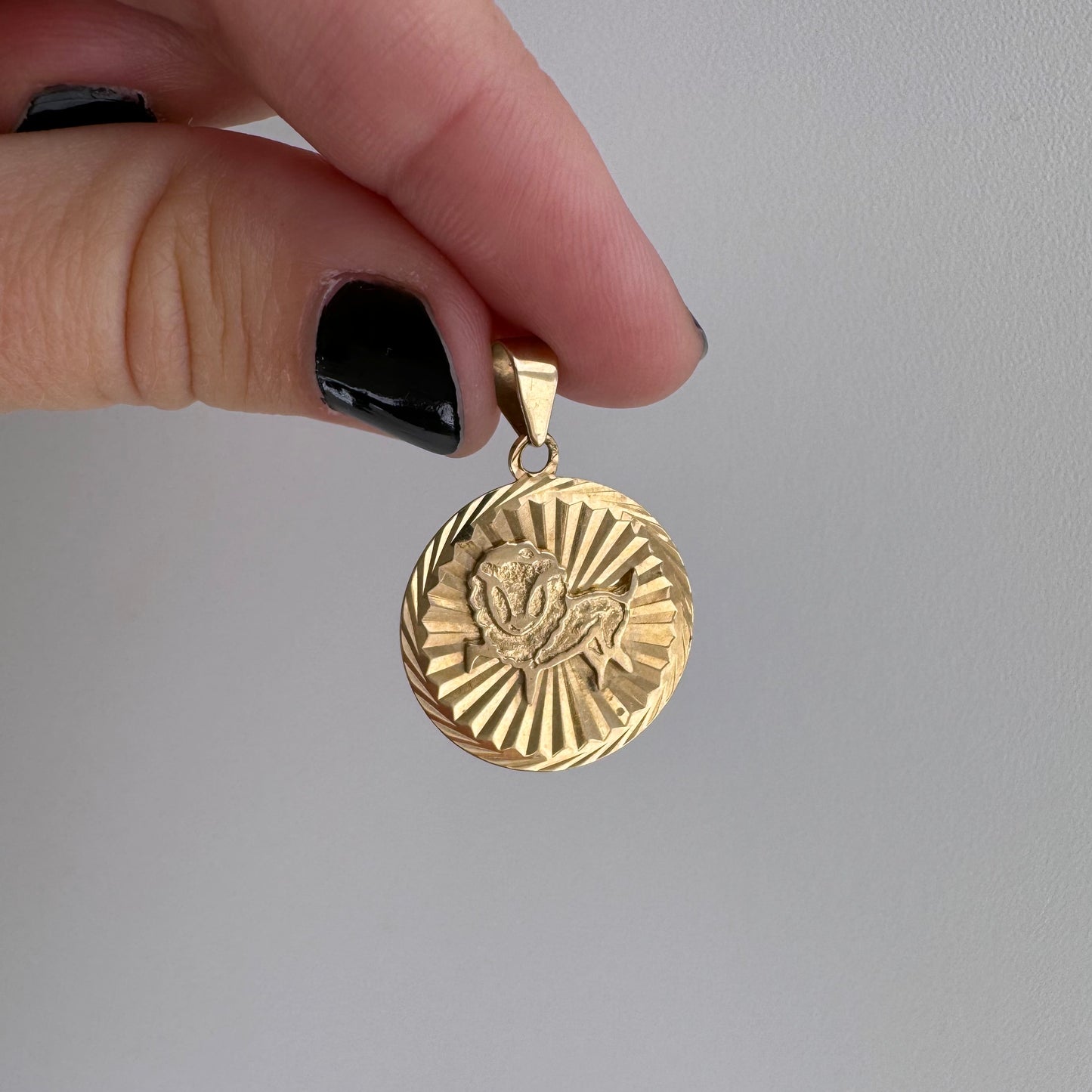 V I N T A G E // a leo and their rays of sunshine / 10k yellow gold leo lion zodiac disc / a pendant