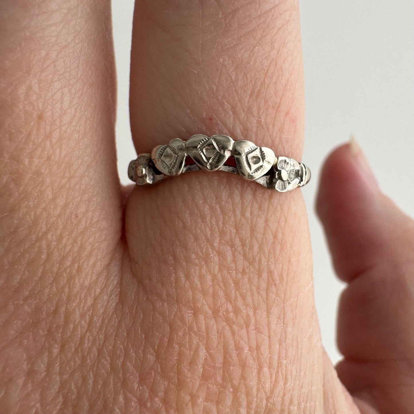 V I N T A G E // nouveau rainbow / 14k white gold curved wedding band / size 6