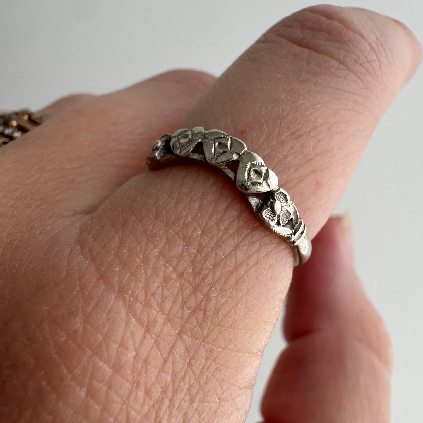 V I N T A G E // nouveau rainbow / 14k white gold curved wedding band / size 6