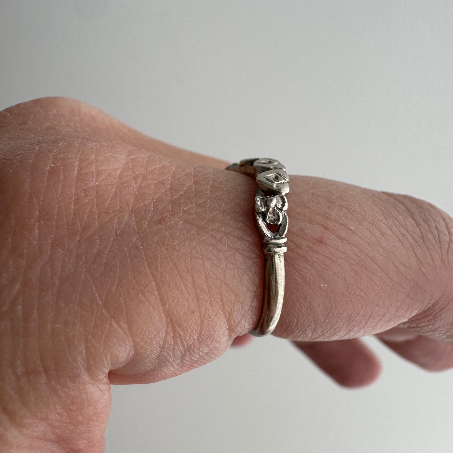 V I N T A G E // nouveau rainbow / 14k white gold curved wedding band / size 6