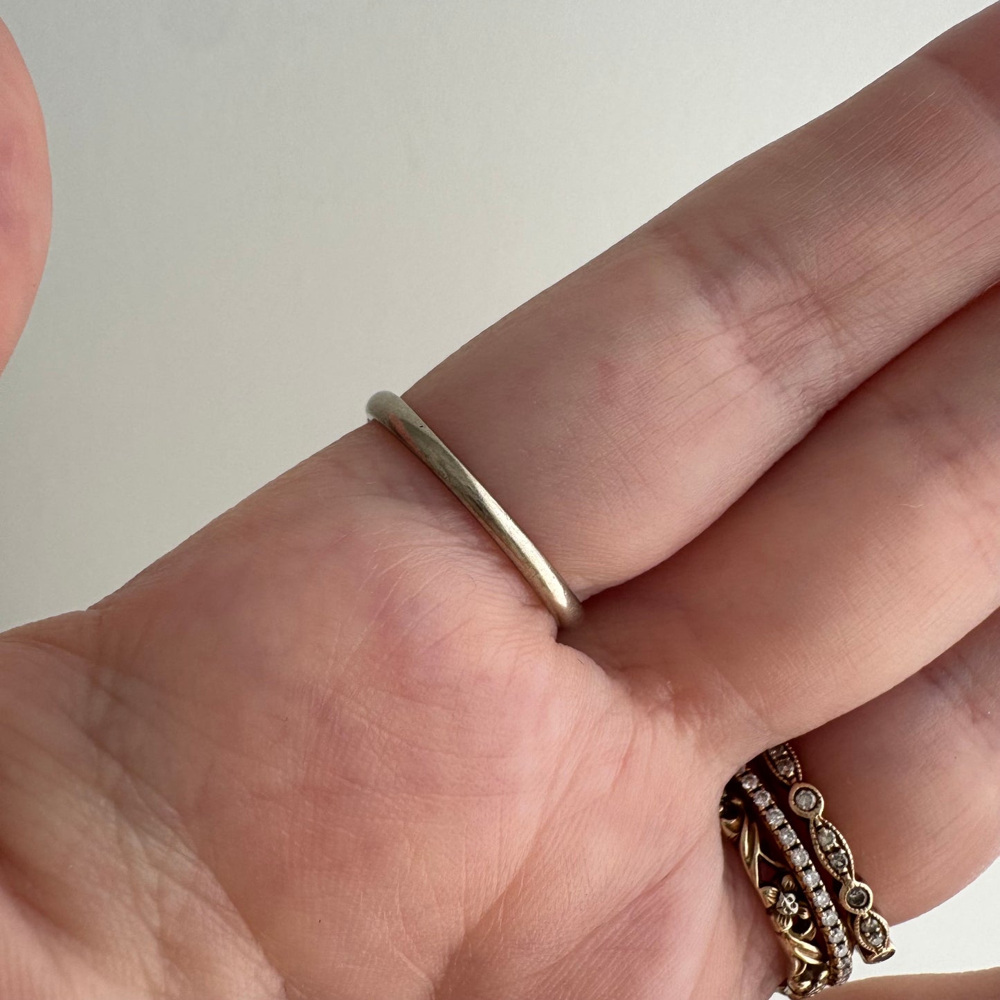 V I N T A G E // nouveau rainbow / 14k white gold curved wedding band / size 6