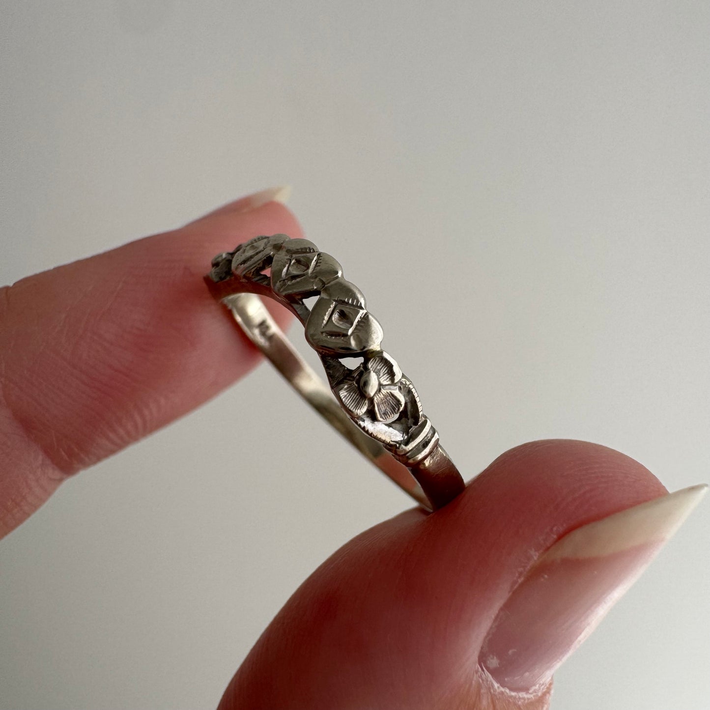 V I N T A G E // nouveau rainbow / 14k white gold curved wedding band / size 6