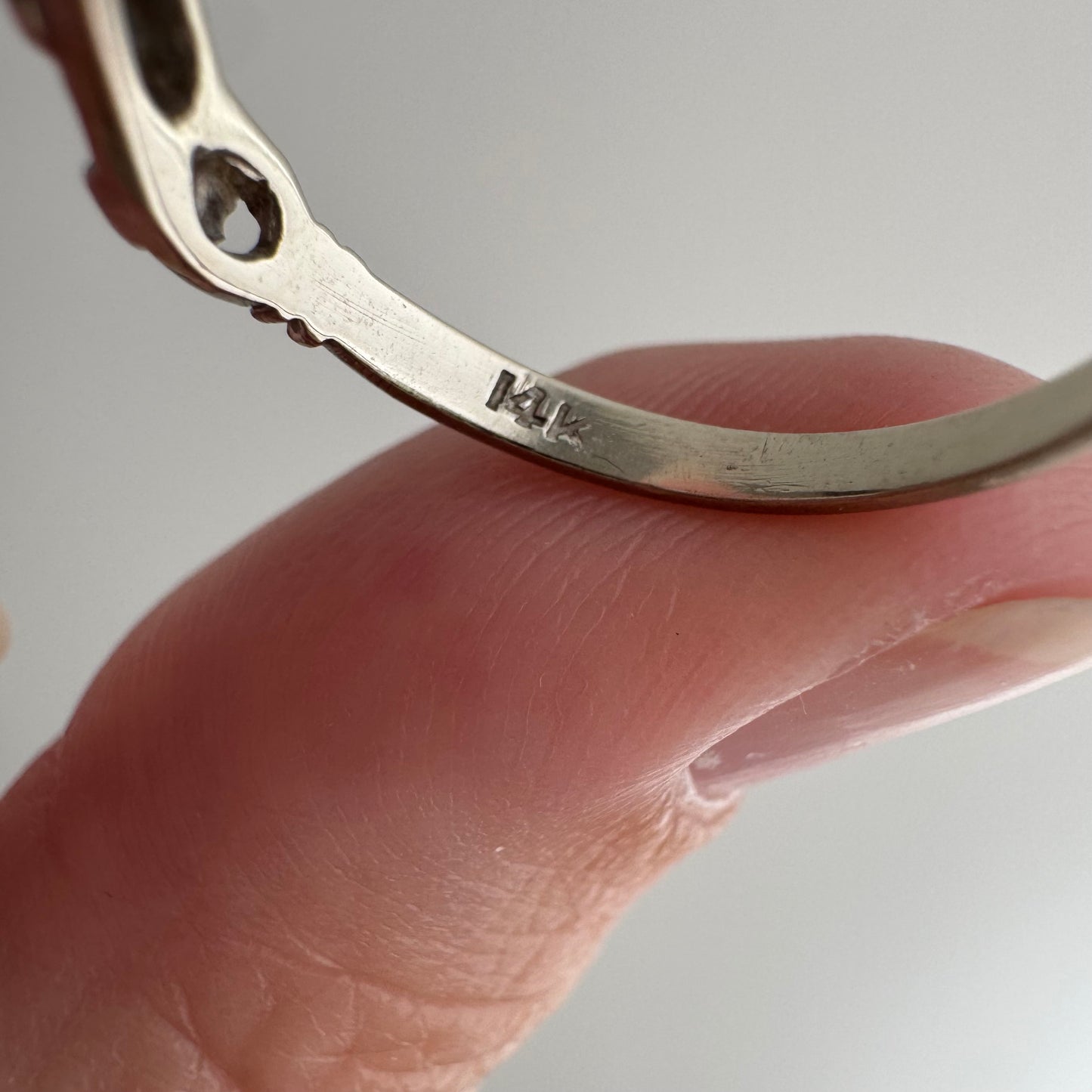 V I N T A G E // nouveau rainbow / 14k white gold curved wedding band / size 6